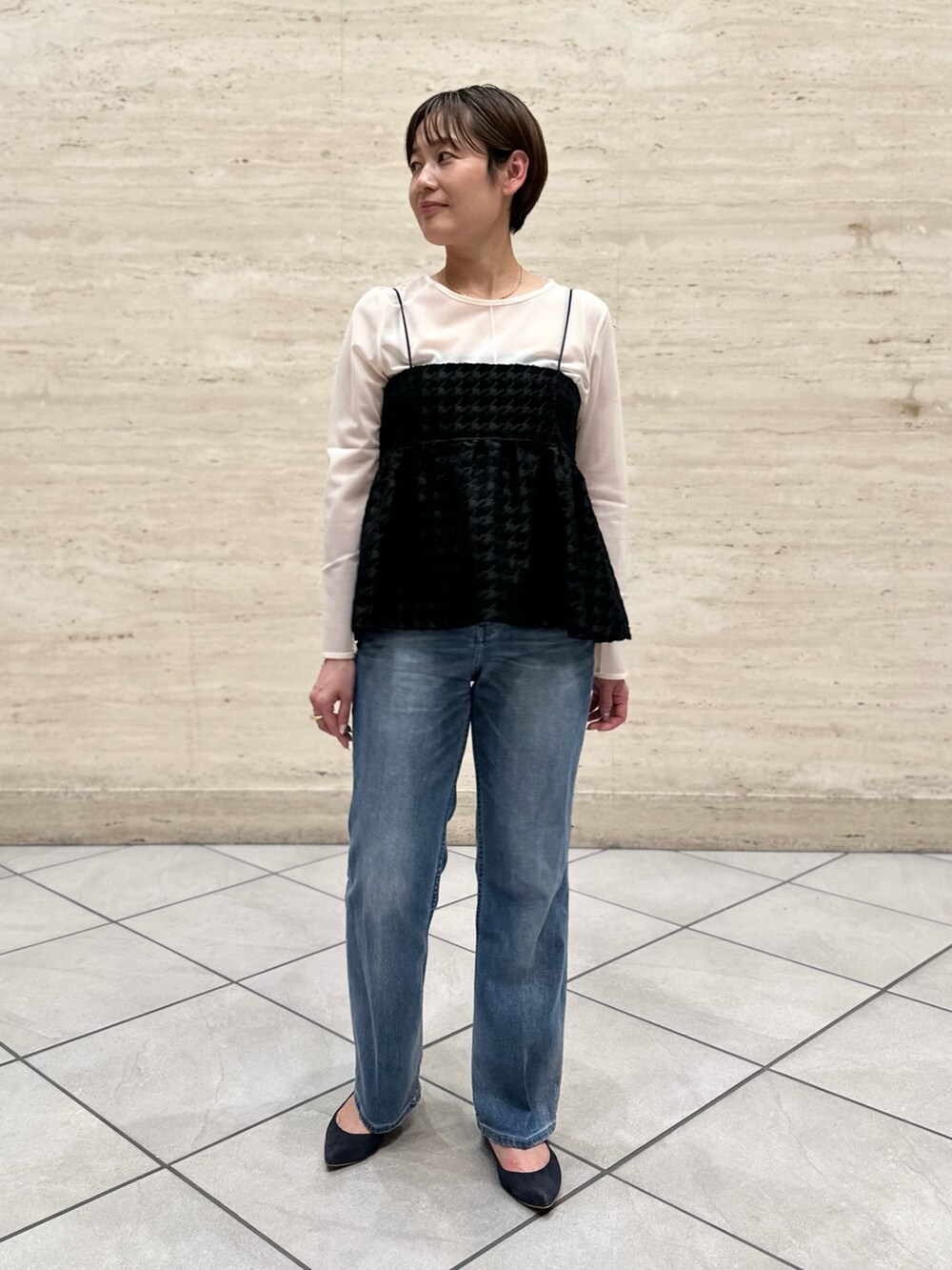 「キャミソール、チドリ柄、シアートップス、レイヤードスタイル、デニム、秋服準備はじめました、秋先取りコーデ、秋服」｜「NOLLEY’SのロングスリーブT（Tシャツ/カットソー、ホワイト系）」を使った、minaさん（レディース・157cm）の夏コーディネートの8枚目の写真