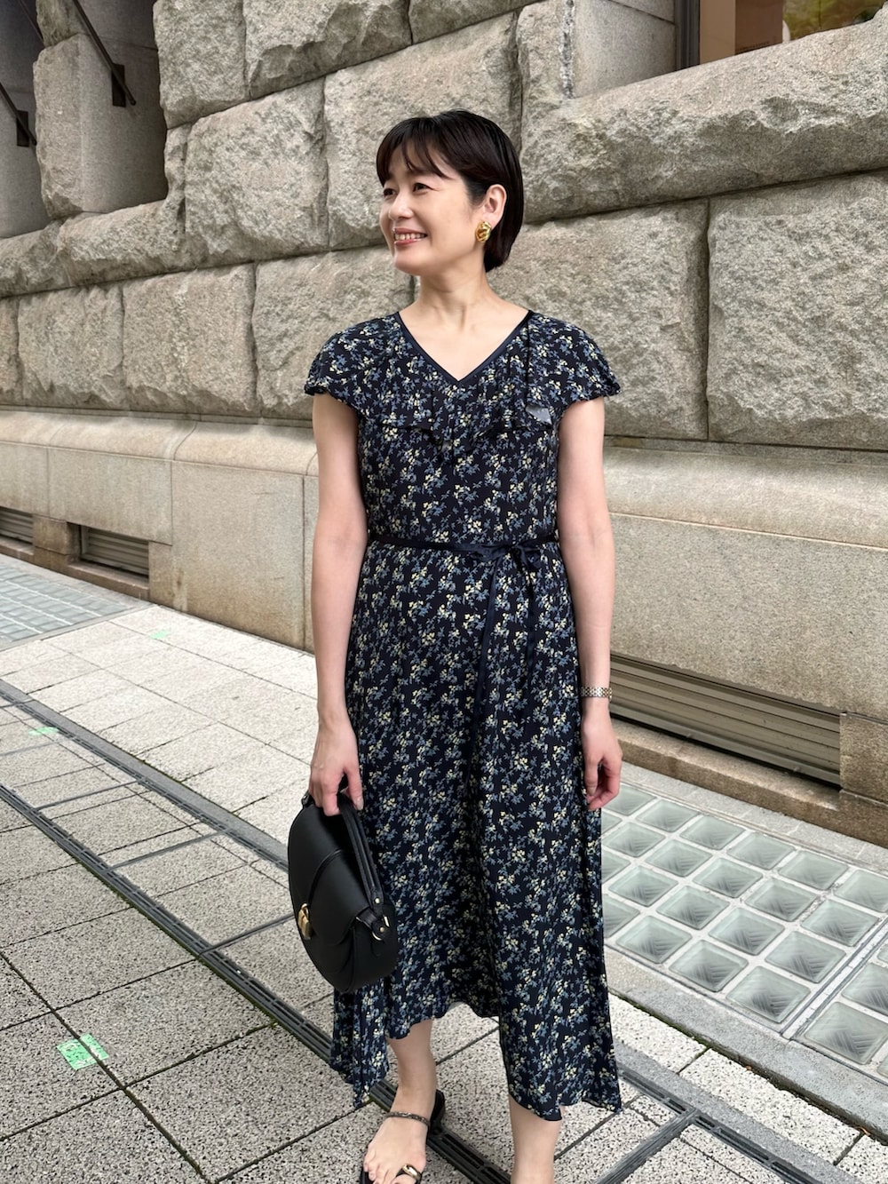 「ワンピース、ワンピーススタイル、花柄、花柄ワンピース、フラワープリント、フラワー柄、夏ファッション、お出かけコーデ、大人可愛い、デートコーデ、デート/ロマンティック、デートスタイル（WOMEN）、オトナ女子、オトナカワイイ、オトナガーリー」｜「NOLLEY’Sのウォッシャブルヴィーガンフラワープリントワンピース（ワンピース、ブルー系）」を使った、minaさん（骨格ストレート・レディース・157cm）の夏コーディネートの9枚目の写真