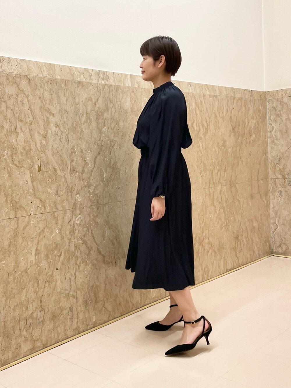 「ワンピース、ネイビー、セレモニー、卒業式、お食事会、オフィススタイル」｜「NOLLEY’Sのエコ割繊スタンドギャザーワンピース（ワンピース、ブルー系）」を使った、minaさん（レディース・157cm）の冬コーディネートの3枚目の写真