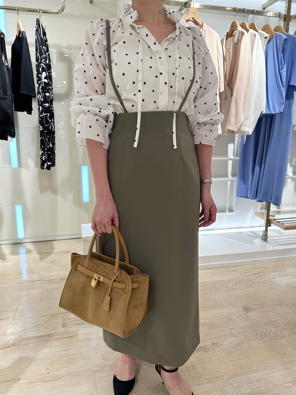 グリーン系のスカート、イエロー系のトートバッグ、ホワイト系のシャツ/ブラウスを着用したレディースの夏コーディネートの9枚目の写真