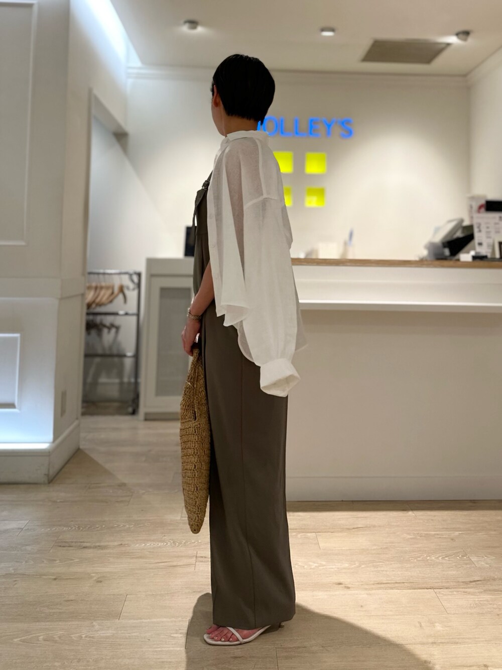 「オールインワン、リネンシャツ、シャツスタイル、休日スタイル、夏コーデ、お出かけコーデ、大人女子」|「NOLLEY’Sのウォッシャブルビスチェパーツ付きオールインワン(つなぎ/オールインワン、グリーン系)」を使った、minaさん(レディース・157cm)の夏コーディネートの3枚目の写真
