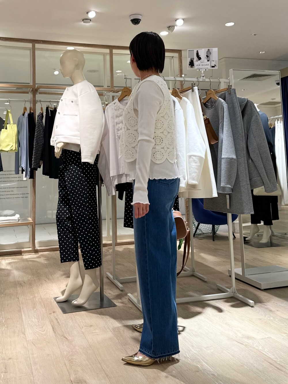 「レース、レーストップス、ベスト、ベストコーデ、ベスト×Tシャツ、レイヤードスタイル、デニム、デニムパンツ、デニムコーデ、スリットパンツ、スリットデニム、マニプリ、マニプリスカーフ、大人カジュアル、大人カジュアルコーデ」｜「NOLLEY’Sの【grace grace/グラスグラス】ハートイヤリング（イヤリング、ゴールド系）」を使った、minaさん（骨格ストレート・レディース・157cm）の冬コーディネートの3枚目の写真