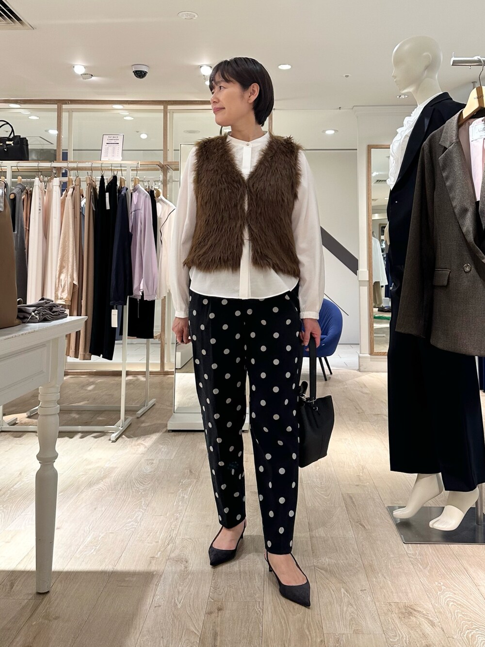 ブラック系のその他パンツ、ブラック系のショルダーバッグ、ホワイト系のシャツ/ブラウスを着用したレディースの秋コーディネートの8枚目の写真