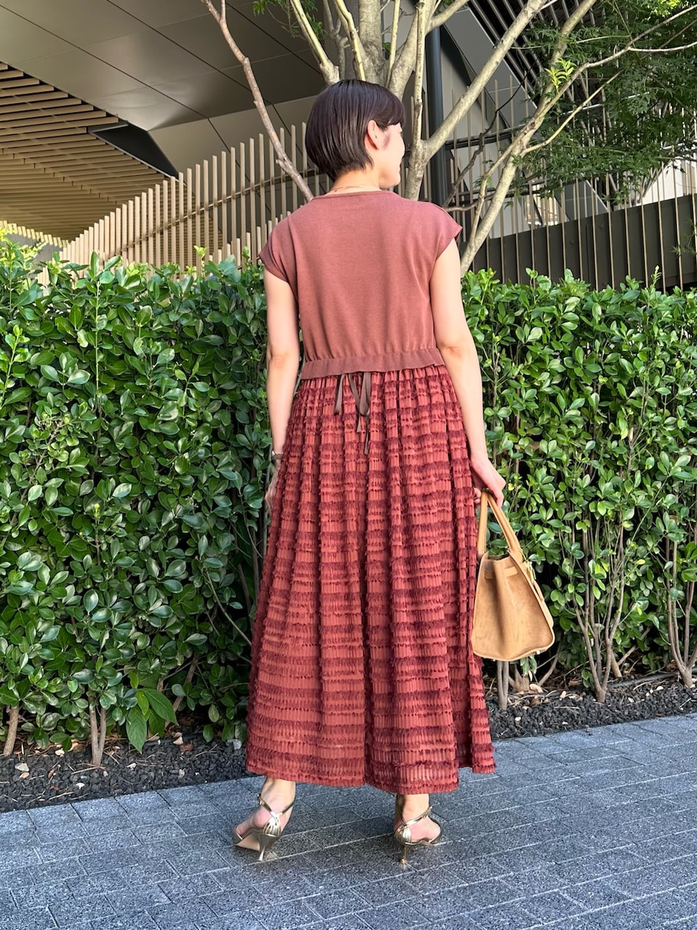 「ワンピース、ワンピーススタイル、ワンピースコーデ、秋色夏素材、秋色コーデ、オトナ女子、オトナカワイイ、大人コーデ、大人女子、大人かわいい、デートコーデ、デートスタイル（WOMEN）、ノースリーブ、おでかけ服」｜「NOLLEY’Sのフリンジ生地ニットワンピース（ワンピース、ブラウン系）」を使った、minaさん（骨格ストレート・レディース・157cm）の夏コーディネートの7枚目の写真