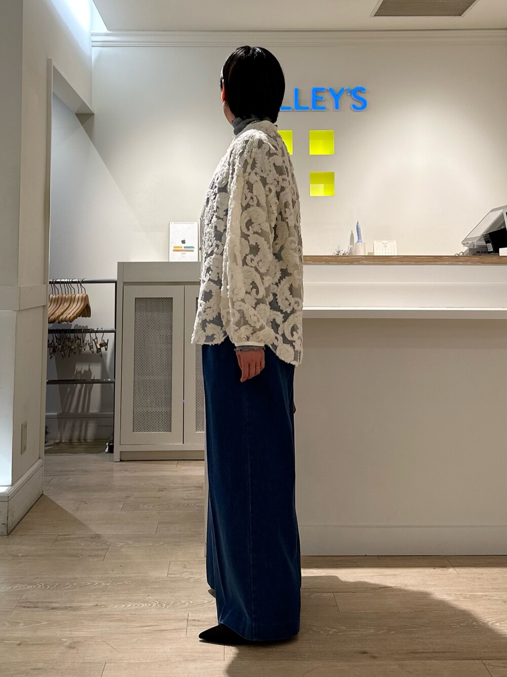「KIRYU、タートルネック、オールインワン、デニム、秋コーデ、お出かけコーデ、オトナカジュアル、デニムコーデ、秋服準備はじめました」|「Rie Millerの【RM denim】デニムオールインワン(つなぎ/オールインワン、ブルー系)」を使った、minaさん(レディース・157cm)の秋コーディネートの3枚目の写真
