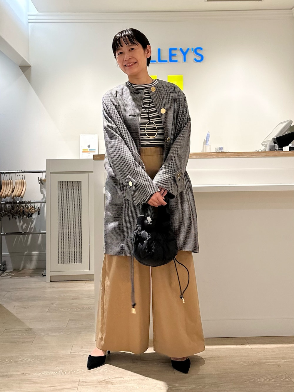 「トラディショナルウェザーウエア、Traditional Weatherwear、ノーカラーコート、コート、ボーダートップス、ワイドパンツ、パンツスタイル、パンツコーデ、秋コーデ、お出かけコーデ、オトナ女子、リラックススタイル」｜「TAIONの【TAION別注】合皮ハンドルダウン巾着バッグ（ショルダーバッグ、ブラック系）」を使った、minaさん（レディース・157cm）の秋コーディネートの6枚目の写真