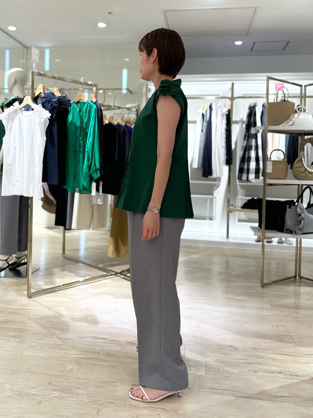 「肩フリル、グリーン、ワイドパンツ、グレーパンツ、夏コーデ、お出かけコーデ、休日スタイル、オトナ女子、オトナカワイイ、大人カジュアル」｜「NOLLEY’Sの◇【WEB限定カラーあり】ストラップサンダル（サンダル、ホワイト系）」を使った、minaさん（レディース・157cm）の夏コーディネートの3枚目の写真