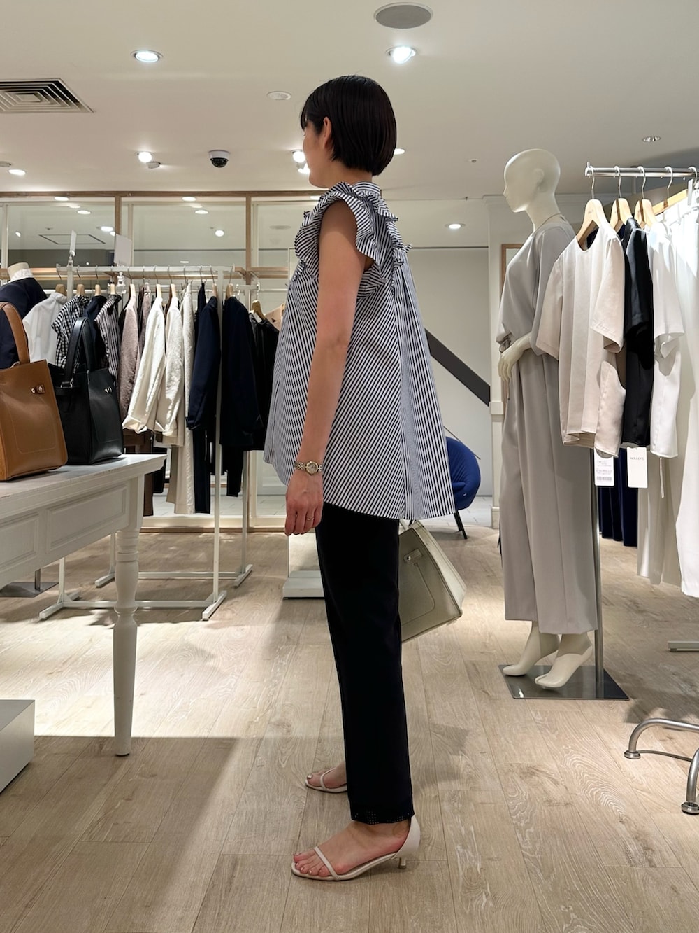 「ストライプ、ストライプシャツ、パンツ、パンツスタイル、パンツコーデ、夏コーデ、夏服コーデ、おでかけコーデ、夏ファッション、大人ファッション、大人女子、お出かけコーデ、オトナカワイイ、フリルブラウス、オトナ女子」｜「NOLLEY’Sのひねり金具付きワンハンドルバッグ【WEB STAFF守屋☆別注アイテム】（ショルダーバッグ、イエロー系）」を使った、minaさん（骨格ストレート・レディース・157cm）の夏コーディネートの5枚目の写真