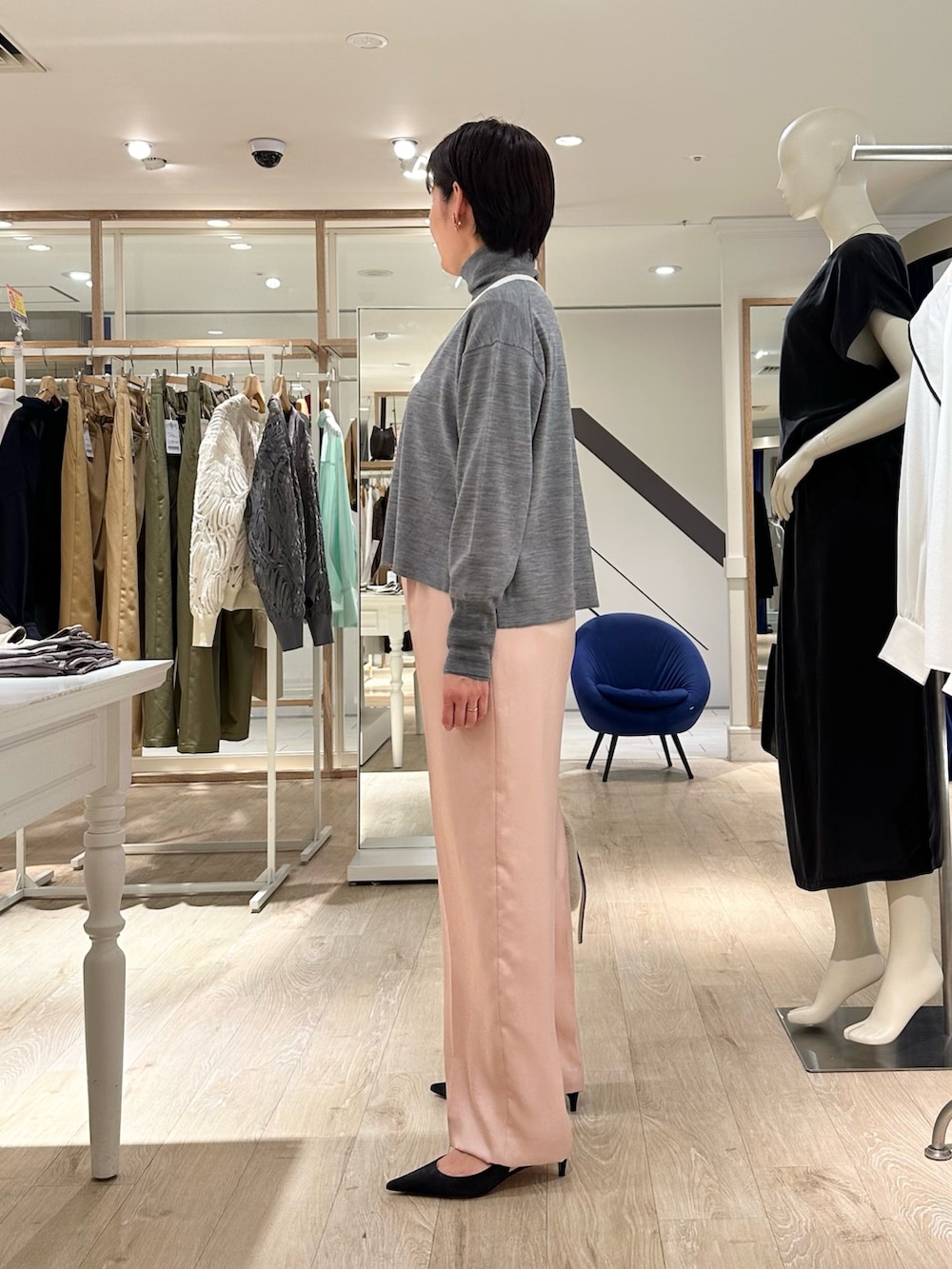 ベージュ系のショルダーバッグ、ピンク系のその他パンツ、グレー系のカーディガン/ボレロを着用したレディースの秋コーディネートの6枚目の写真