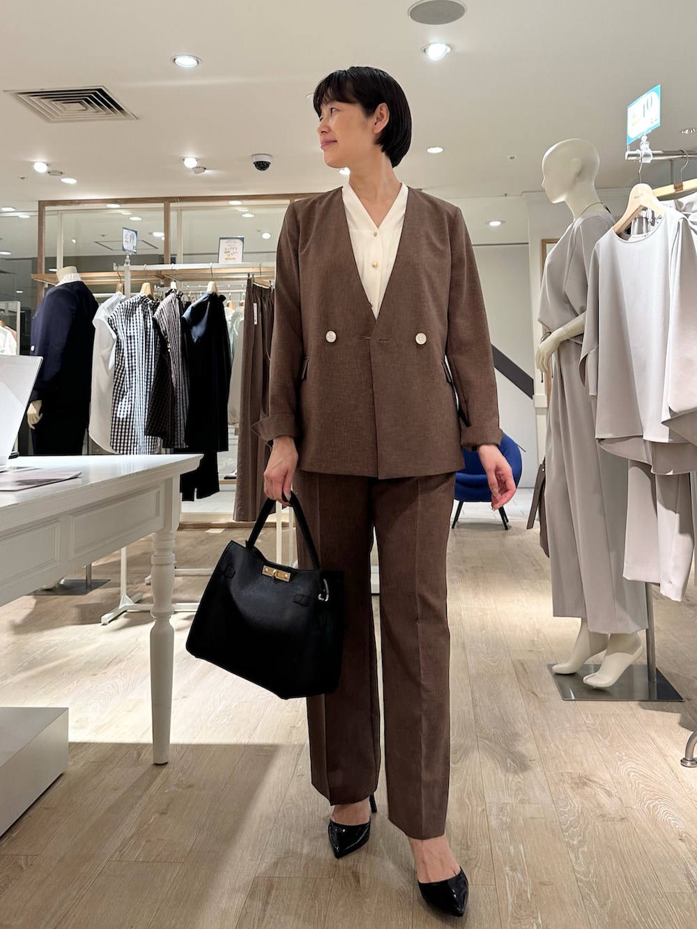 「ジャケット、ジャケットスタイル、ジャケットコーデ、ブラウス、ブラウスコーデ、パンツ、パンツスタイル、パンツコーデ、セットアップ、セットアップスタイル、セットアップコーデ、通勤、通勤コーデ、通勤スタイル、オフィスコーデ」｜「NOLLEY’Sの《セットアップ対応》ウォッシャブルドライトロピカルセミワイド美脚パンツ（その他パンツ、ブラウン系）」を使った、minaさん（骨格ストレート・レディース・157cm）の夏コーディネートの2枚目の写真