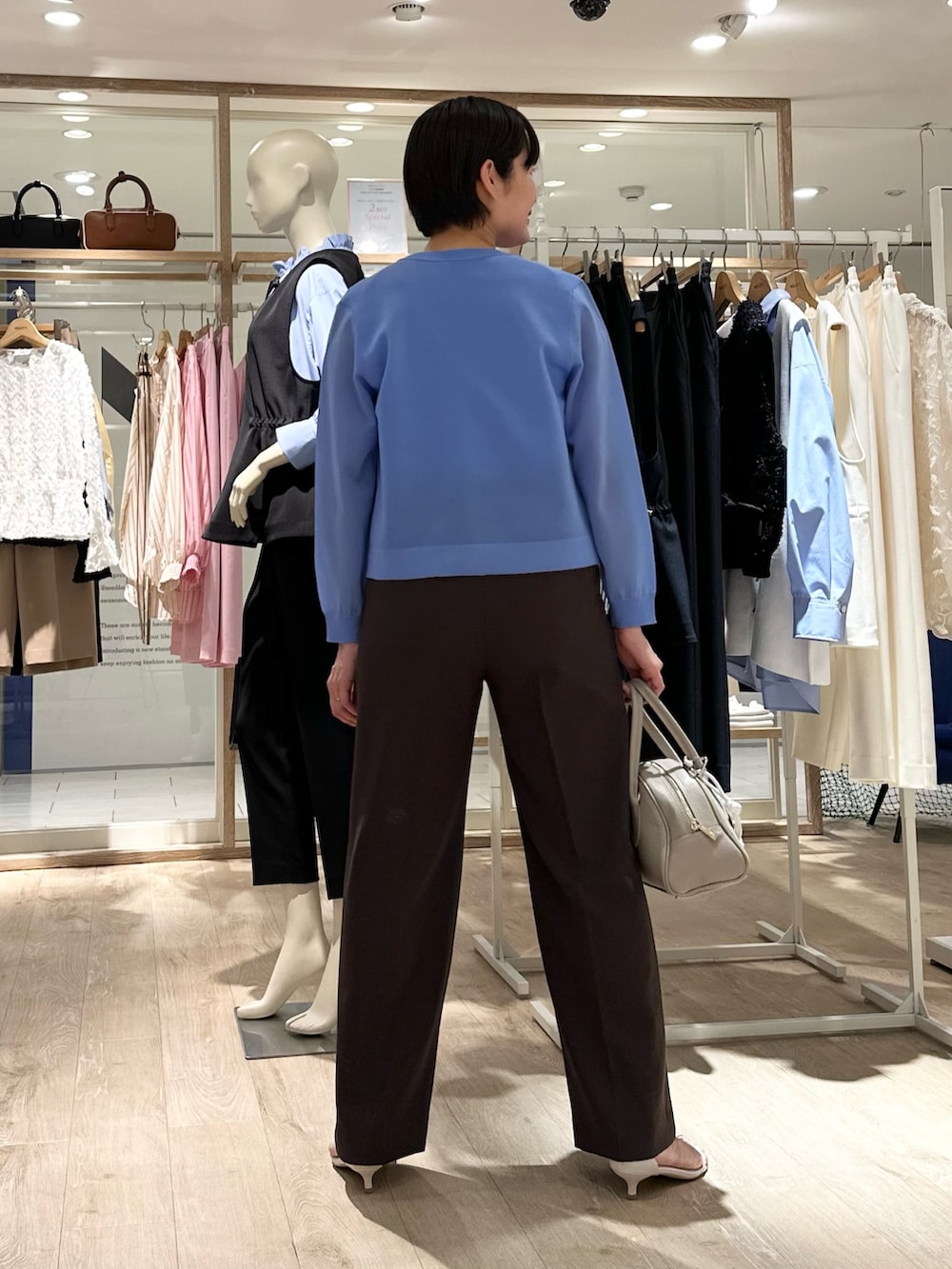 「カーディガン、カーディガンコーデ、アンサンブル、アンサンブルニット、アンサンブルコーデ、パンツ、パンツスタイル、パンツコーデ、通勤、通勤コーデ、通勤スタイル、春色、春服、お出かけスタイル、オフィスカジュアル」|「NOLLEY’Sの《アンサンブル対応》ハーフシアーノースリーブプルオーバーニット(ニット/セーター、ブルー系)」を使った、minaさん(骨格ストレート・レディース・157cm)の春コーディネートの4枚目の写真