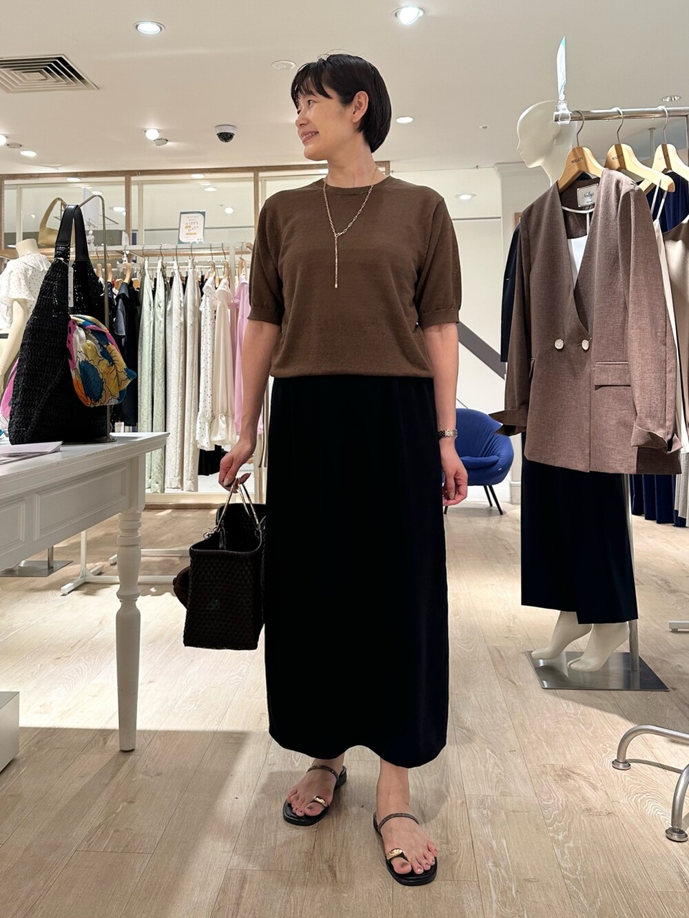 「カーディガン、カーディガンコーデ、リネン、アンサンブルニット、アンサンブル、スカート、スカートスタイル、スカートコーデ、夏ファッション、リラックススタイル、大人コーデ、大人女子、オトナ女子、ブラウンコーデ、ブラウン×ブラック」｜「NOLLEY’Sの【松葉☆別注アイテム】《セットアップ対応》エアリージョーゼットイージータイトスカート（スカート、ブラック系）」を使った、minaさん（骨格ストレート・レディース・157cm）の夏コーディネートの7枚目の写真