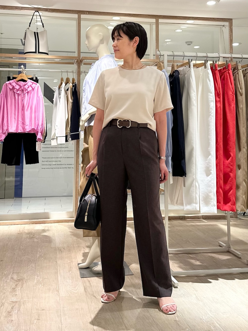 「シンプル、シンプルコーデ、シンプルスタイル、シンプルおしゃれが好き、パンツ、パンツスタイル、パンツコーデ、お出かけコーデ、大人コーデ、お仕事コーデ、ベルト、ブラウンコーデ、ブラウンパンツ、ブラウン、ブラウン×ベージュ」｜「NOLLEY’Sの【grace grace/グラスグラス】【WEB STAFF恵☆別注アイテム】プレーンチョーカー（チョーカー、ゴールド系）」を使った、minaさん（骨格ストレート・レディース・157cm）の春コーディネートの8枚目の写真