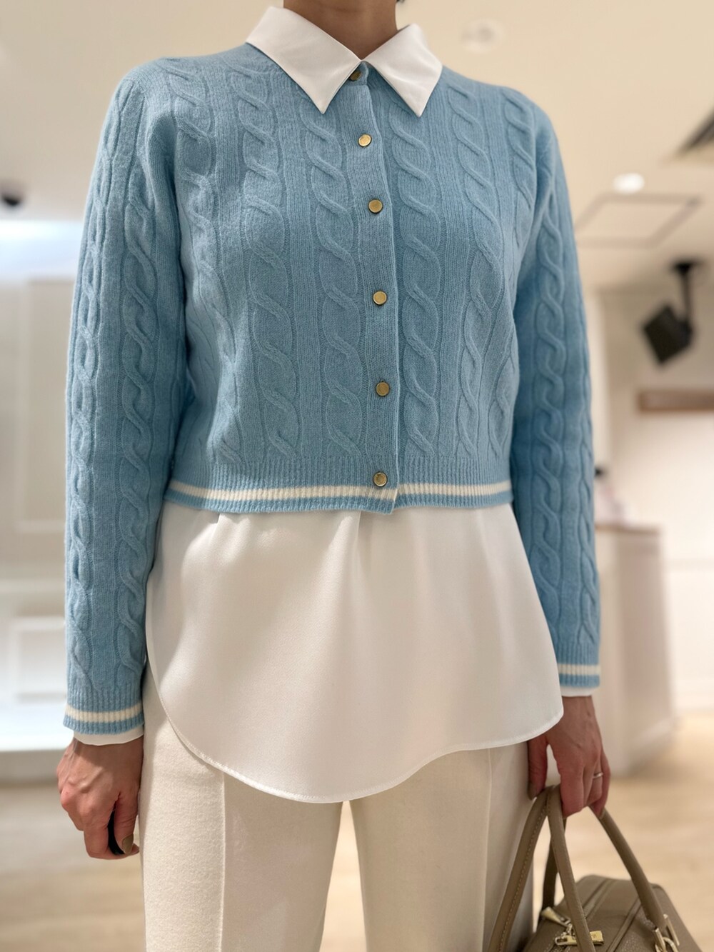 「カーディガン、ケーブルニット、パンツスタイル、パンツコーデ、ボストンバッグ、バッグチャーム、お出かけコーデ、オトナ女子、冬のコーデ、大人可愛い」|「NOLLEY’SのS140シャルムビーバーリバーコート(その他アウター、ブラウン系)」を使った、minaさん(レディース・157cm)の冬コーディネートの8枚目の写真