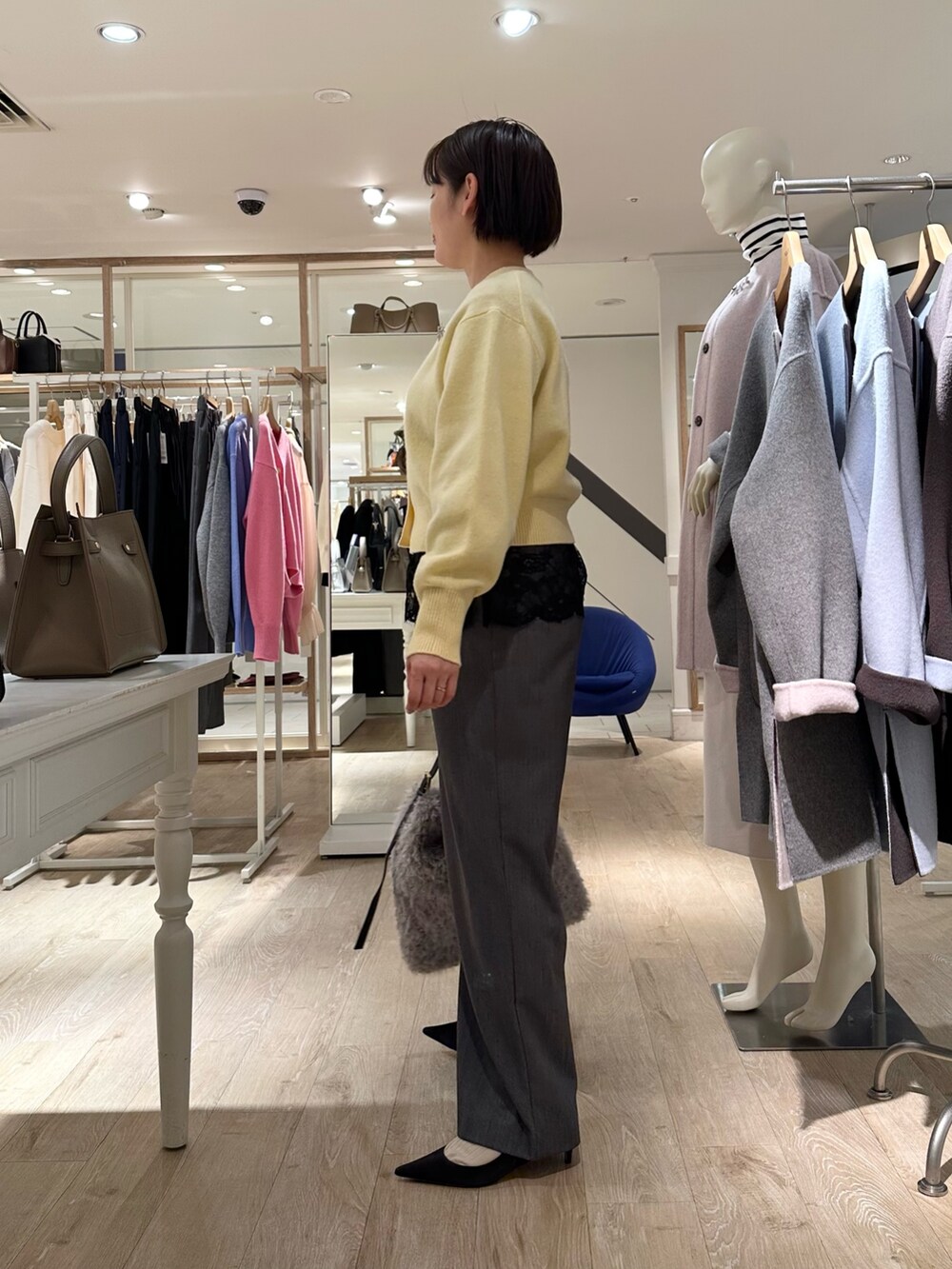 グレー系のその他パンツ、ベージュ系のショルダーバッグ、ブラック系のシャツ/ブラウスを着用したレディースの秋コーディネートの3枚目の写真