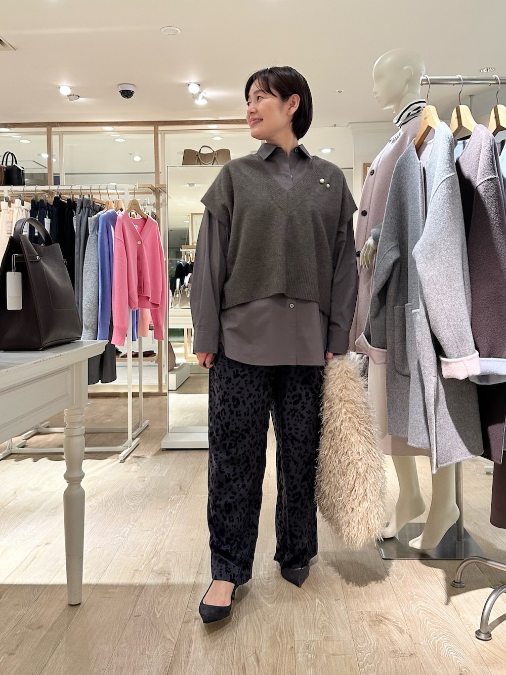 ブルー系のその他パンツ、ベージュ系のショルダーバッグ、ブラウン系のシャツ/ブラウスを着用したレディースの秋コーディネートの8枚目の写真