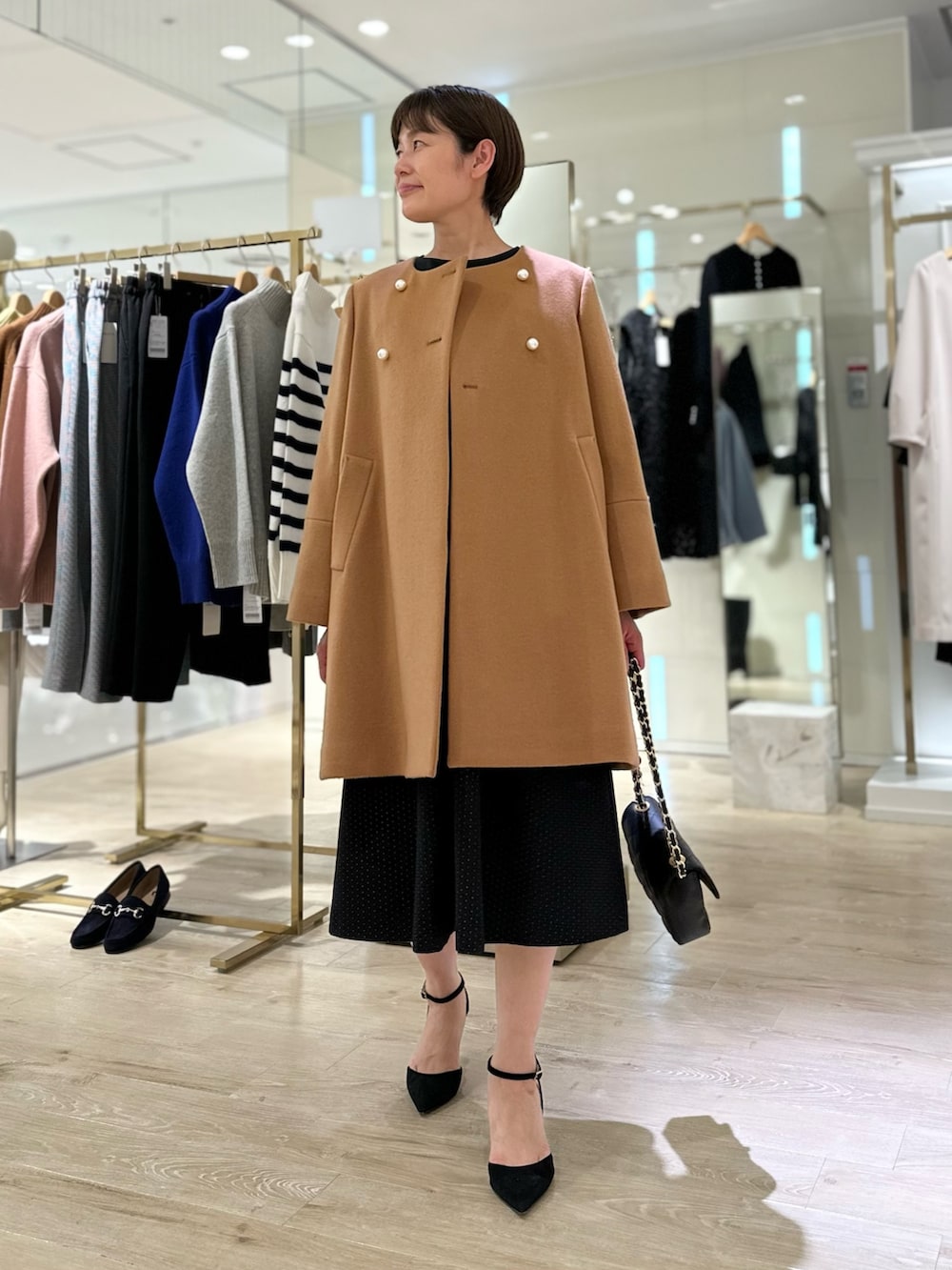 「ノーカラーコート、コート、ワンピース、ワンピーススタイル、お出かけコーデ、大人女子、オトナカワイイ、キレイめ、クリスマス、綺麗めコーデ」｜「NOLLEY’Sのビスチェライクドッキングワンピース（ワンピース、ブラック系）」を使った、minaさん（レディース・157cm）の秋コーディネートの9枚目の写真