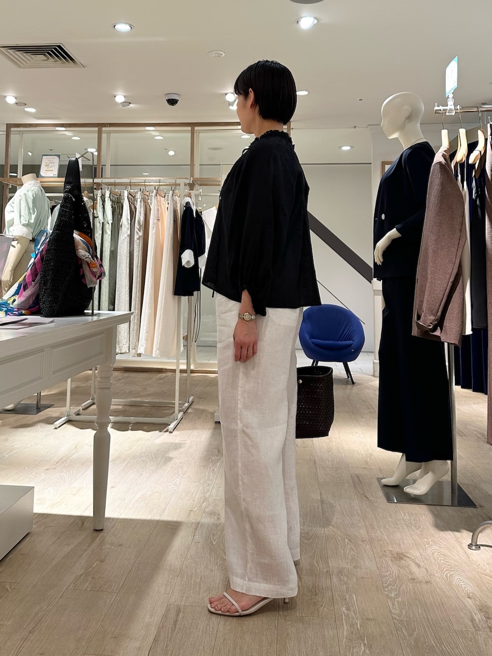 「リネン、リネンパンツ、リネンシャツ、パンツスタイル、パンツコーデ、リラックススタイル、リラックスパンツ、リラックスコーデ、リラックスカジュアル、セットアップ、セットアップスタイル、セットアップコーデ、リネンブラウス、夏ファッション、大人カジュアルコーデ」｜「NOLLEY’Sの【WEB STAFF恵☆別注カラーあり】《セットアップ対応》リネンセミワイドパンツ（その他パンツ、ホワイト系）」を使った、minaさん（骨格ストレート・レディース・157cm）の夏コーディネートの3枚目の写真