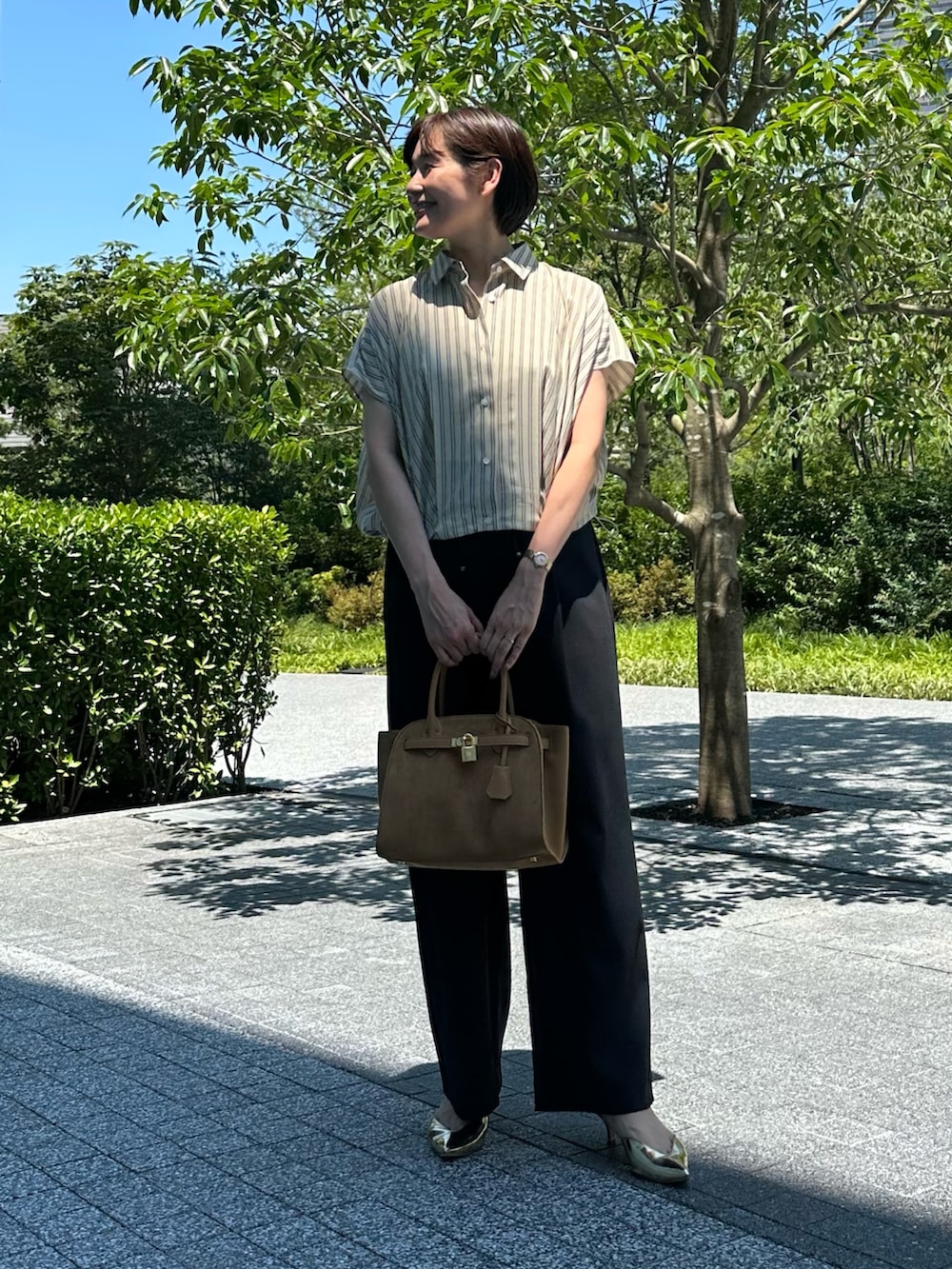 「ストライプ、ストライプシャツ、ストライプ柄、シャツ、シャツスタイル、シャツコーデ、パンツ、パンツスタイル、パンツコーデ、通勤、通勤コーデ、通勤スタイル、オフィス、オフィススタイル、オフィスコーデ」｜「NOLLEY’Sの【SINBONO/シンボノ】 スエードコンビトートバッグ（トートバッグ、イエロー系）」を使った、minaさん（骨格ストレート・レディース・157cm）の夏コーディネートの2枚目の写真