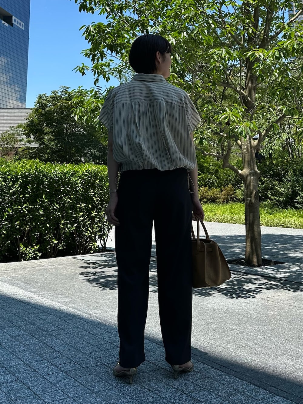 「ストライプ、ストライプシャツ、ストライプ柄、シャツ、シャツスタイル、シャツコーデ、パンツ、パンツスタイル、パンツコーデ、通勤、通勤コーデ、通勤スタイル、オフィス、オフィススタイル、オフィスコーデ」｜「NOLLEY’Sの【SINBONO/シンボノ】 スエードコンビトートバッグ（トートバッグ、イエロー系）」を使った、minaさん（骨格ストレート・レディース・157cm）の夏コーディネートの8枚目の写真