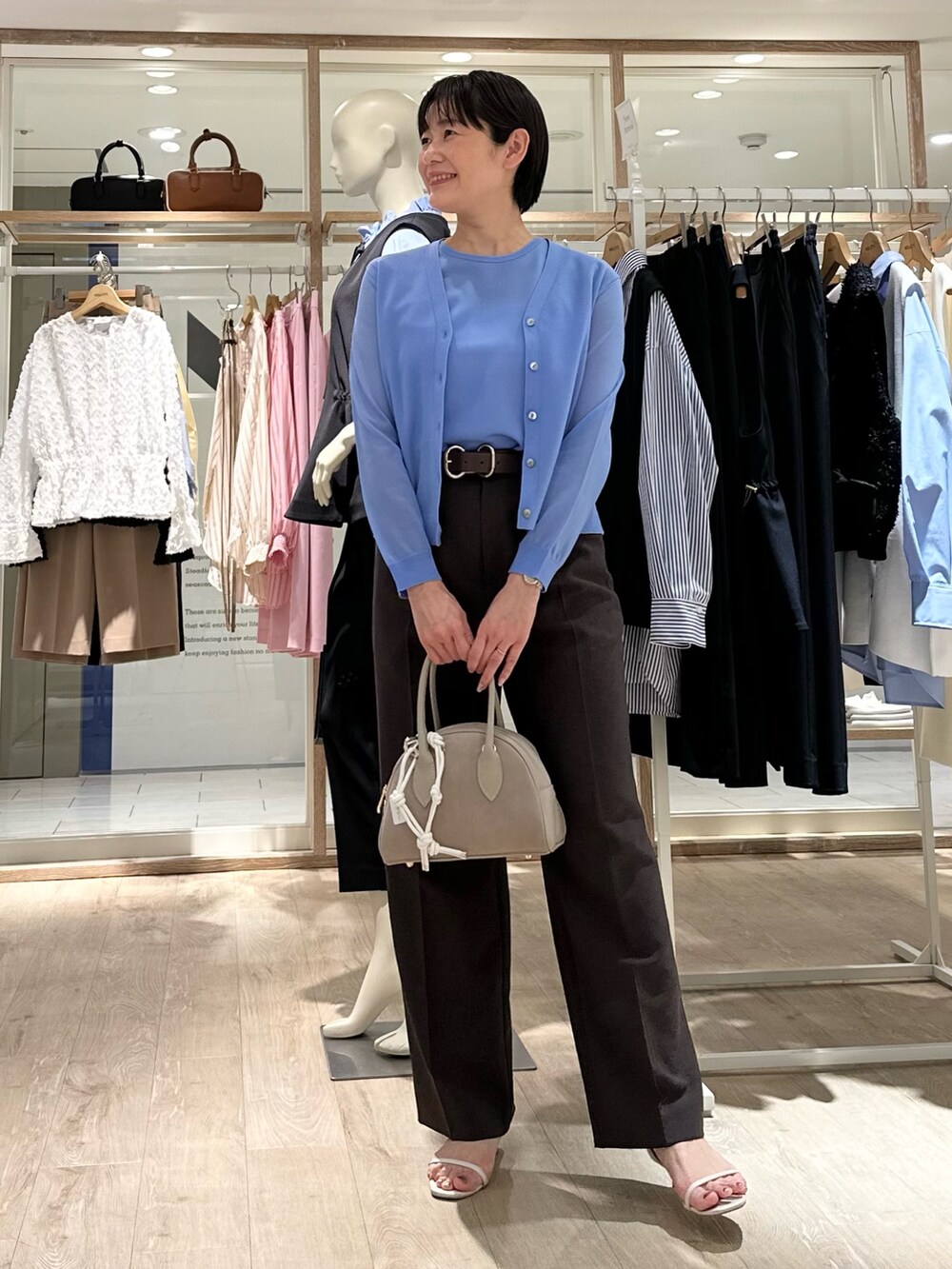 「カーディガン、カーディガンコーデ、アンサンブル、アンサンブルニット、アンサンブルコーデ、パンツ、パンツスタイル、パンツコーデ、通勤、通勤コーデ、通勤スタイル、春色、春服、お出かけスタイル、オフィスカジュアル」|「NOLLEY’Sの《アンサンブル対応》ハーフシアーノースリーブプルオーバーニット(ニット/セーター、ブルー系)」を使った、minaさん(骨格ストレート・レディース・157cm)の春コーディネートの5枚目の写真