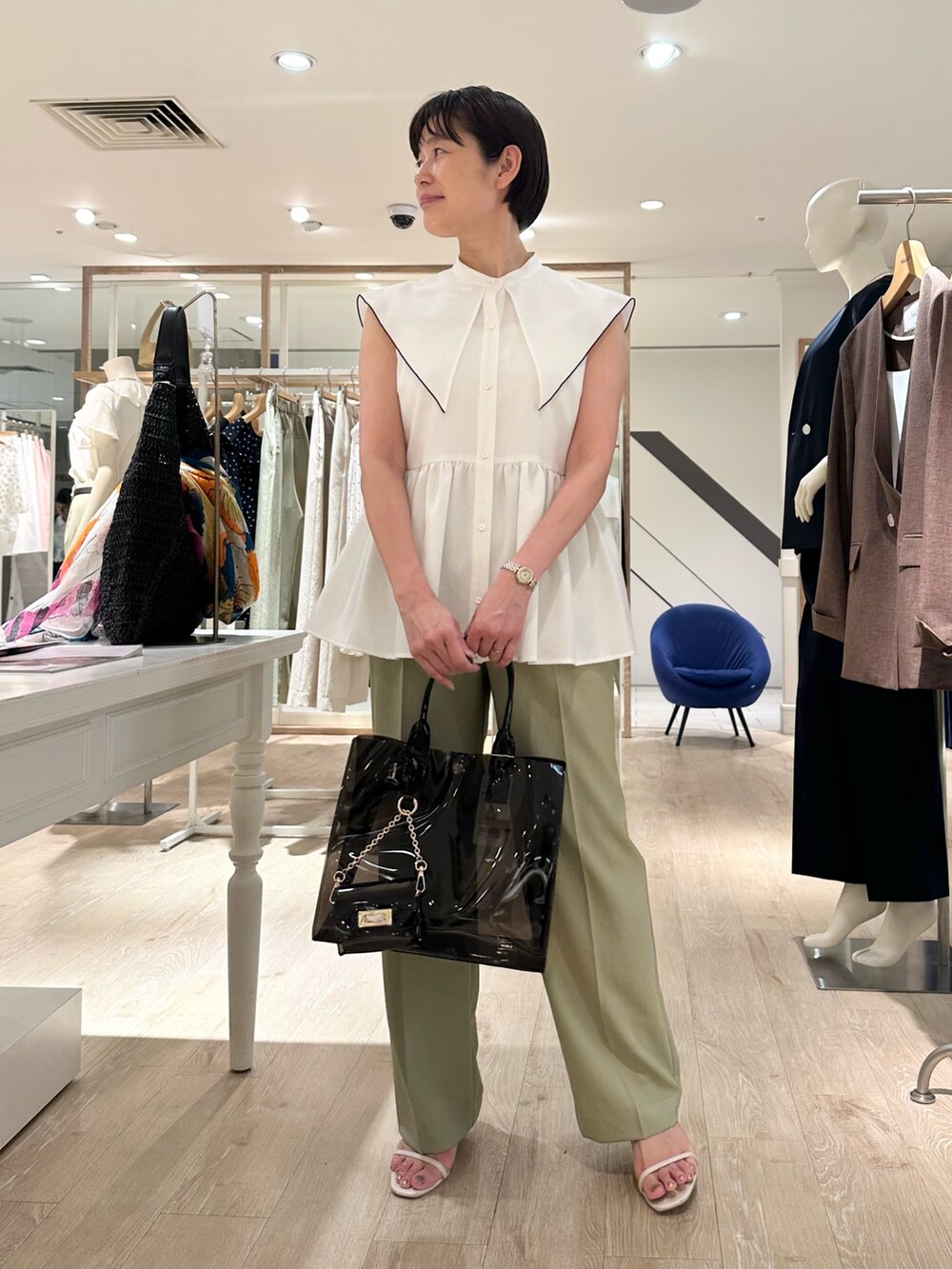 「ブラウス、ブラウスコーデ、ブラウス×パンツ、パンツ、パンツスタイル、パンツコーデ、大人女子、大人かわいい、オトナ女子、オトナカワイイ、オトナガーリー、夏コーデ、夏服コーデ、おでかけコーデ、大人ファッション」｜「NOLLEY’Sのビッグカラーノースリーブブラウス（シャツ/ブラウス、ホワイト系）」を使った、minaさん（骨格ストレート・レディース・157cm）の夏コーディネートの6枚目の写真