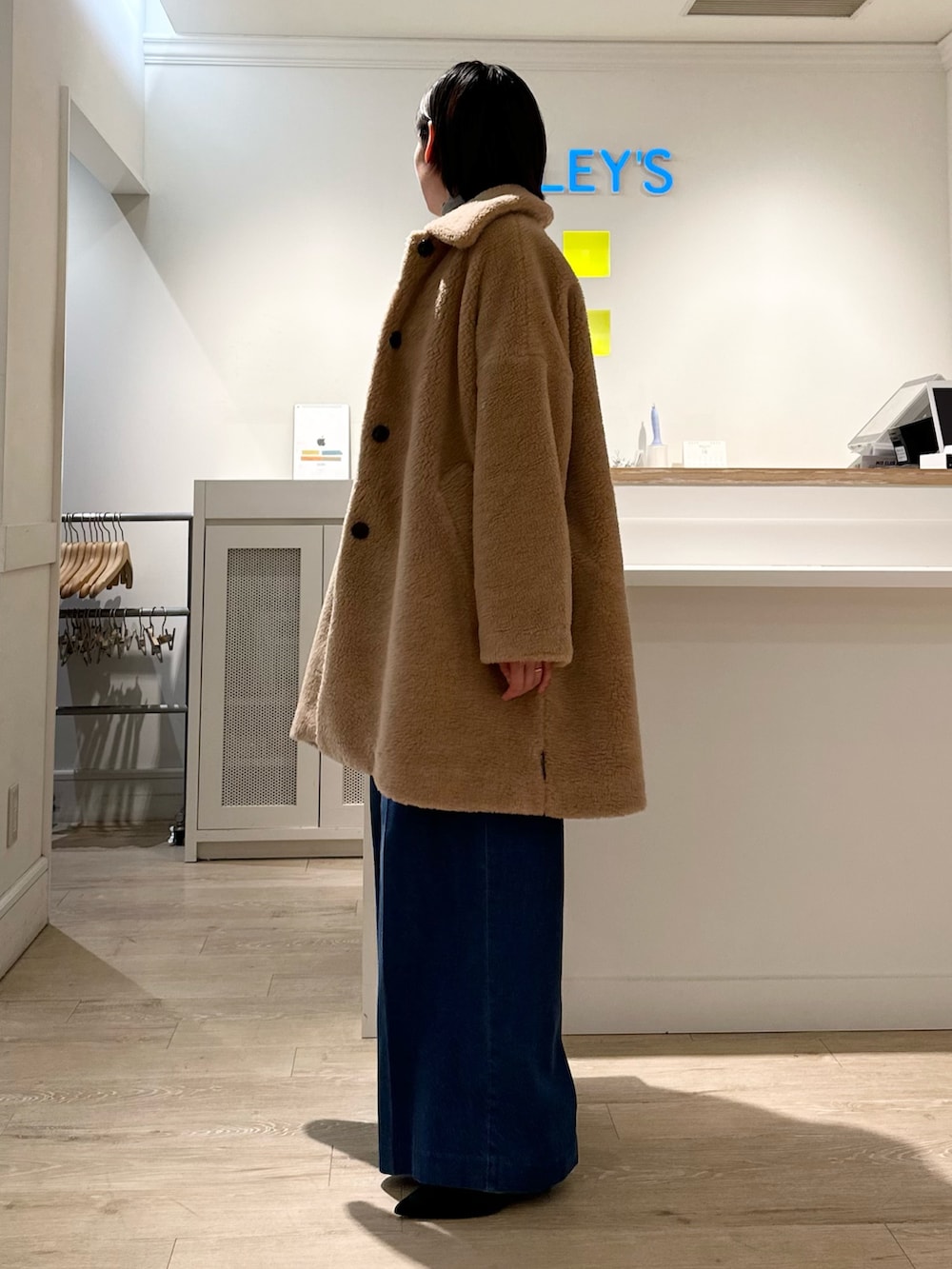 「エコファー、Traditional Weatherwear、トラディショナルウェザーウエア、タートルネック、オールインワン、デニム、テーマパークコーデ、お出かけコーデ、パールネックレス」|「Rie Millerの【RM denim】デニムオールインワン(つなぎ/オールインワン、ブルー系)」を使った、minaさん(レディース・157cm)の秋コーディネートの5枚目の写真