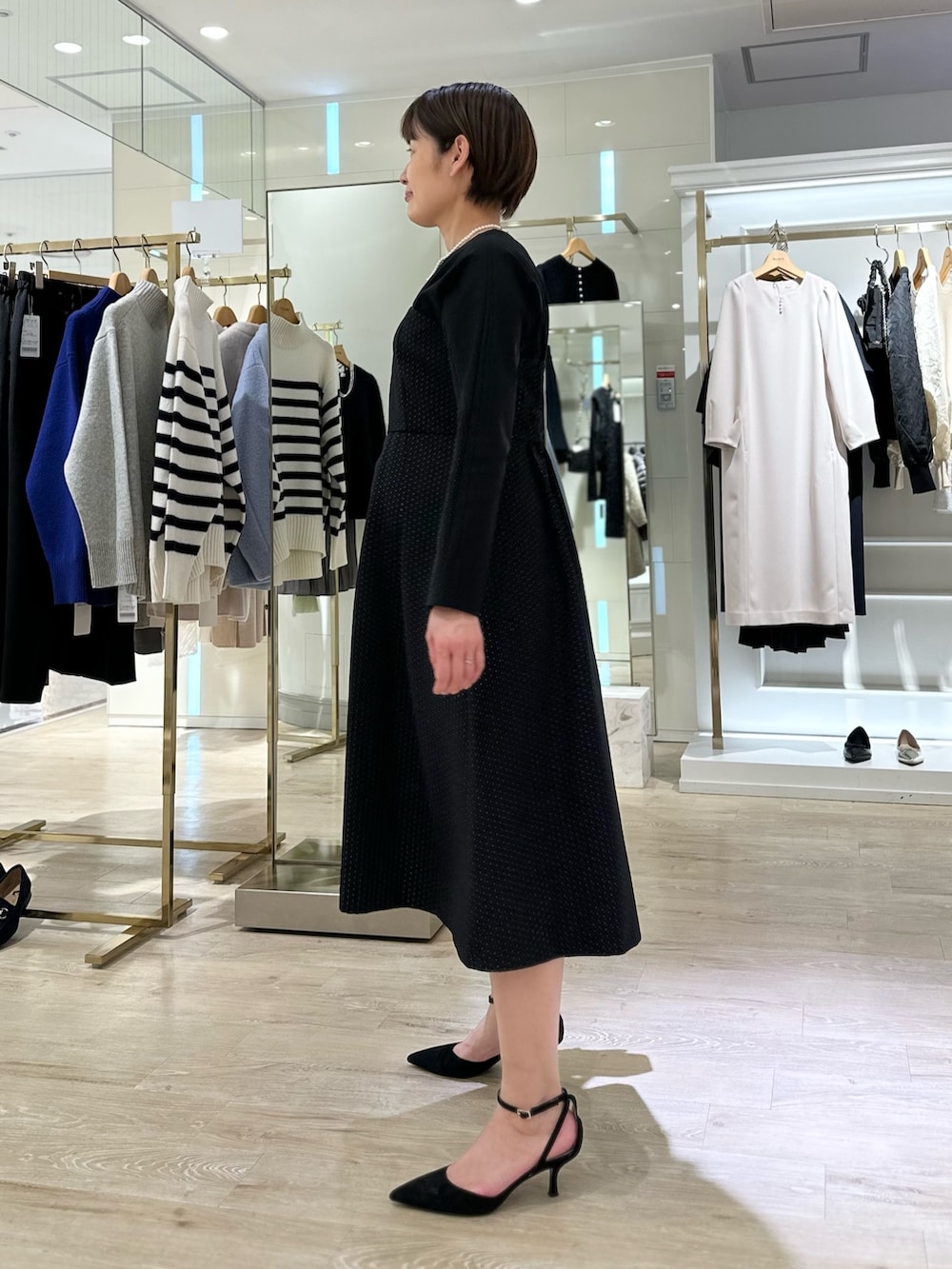 「ノーカラーコート、コート、ワンピース、ワンピーススタイル、お出かけコーデ、大人女子、オトナカワイイ、キレイめ、クリスマス、綺麗めコーデ」｜「NOLLEY’Sのビスチェライクドッキングワンピース（ワンピース、ブラック系）」を使った、minaさん（レディース・157cm）の秋コーディネートの3枚目の写真