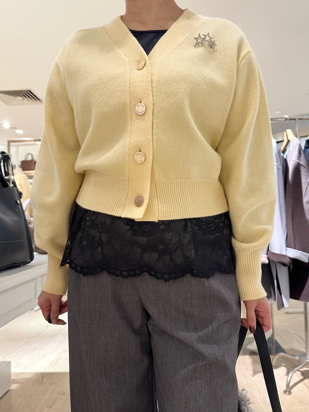 グレー系のその他パンツ、ベージュ系のショルダーバッグ、ブラック系のシャツ/ブラウスを着用したレディースの秋コーディネートの9枚目の写真