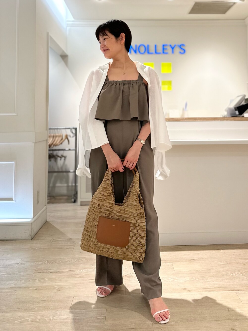 「オールインワン、リネンシャツ、シャツスタイル、休日スタイル、夏コーデ、お出かけコーデ、大人女子」|「NOLLEY’Sのウォッシャブルビスチェパーツ付きオールインワン(つなぎ/オールインワン、グリーン系)」を使った、minaさん(レディース・157cm)の夏コーディネートの2枚目の写真