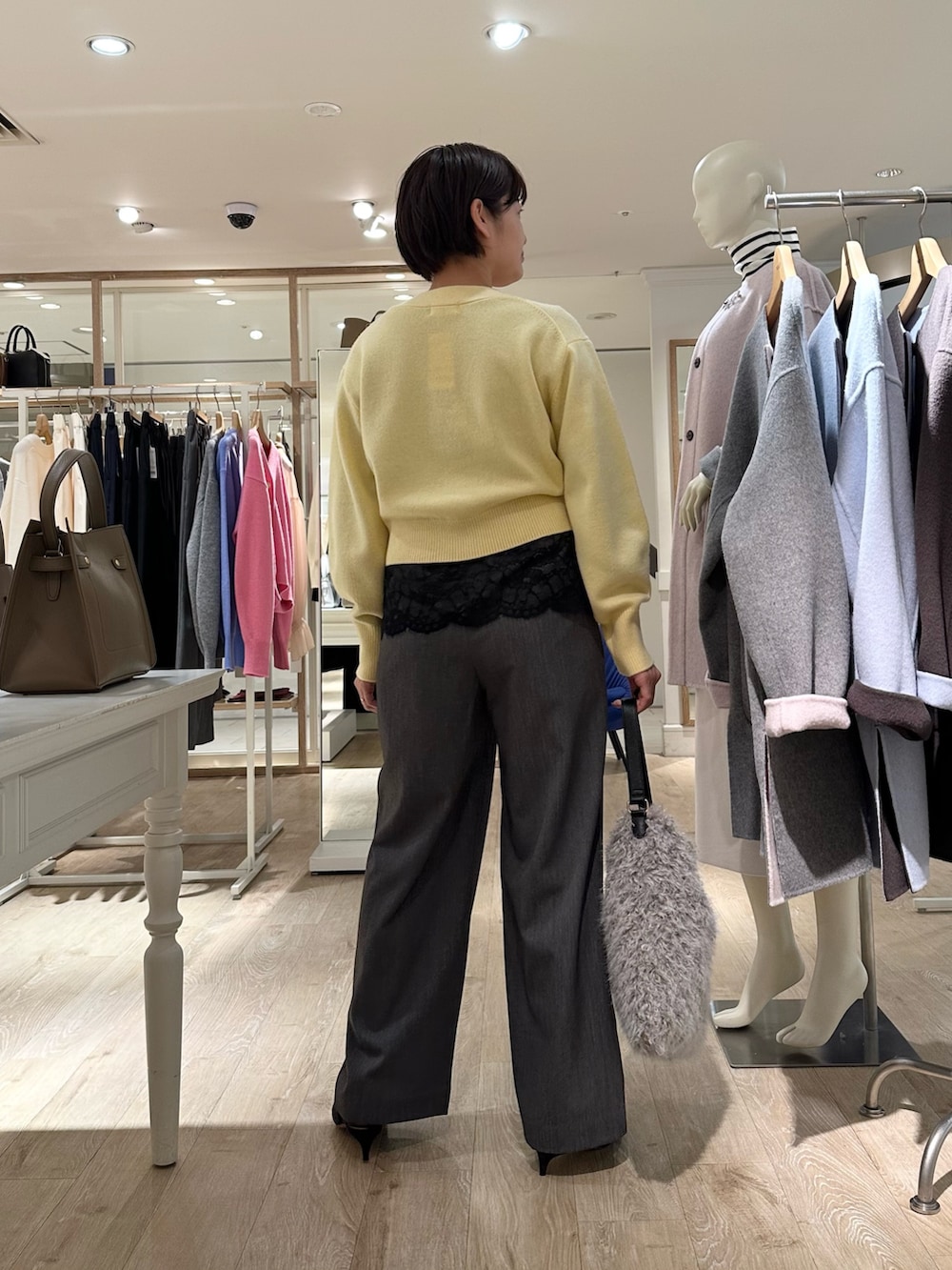 グレー系のその他パンツ、ベージュ系のショルダーバッグ、ブラック系のシャツ/ブラウスを着用したレディースの秋コーディネートの4枚目の写真