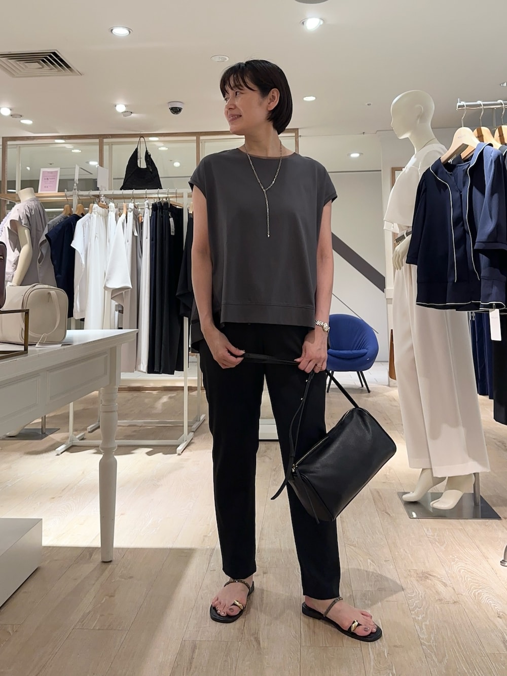 「チュール、チュールトップス、パンツ、パンツスタイル、パンツコーデ、夏ファッション、楽チンコーデ、オトナ女子、オトナカワイイ、大人、大人コーデ、大人女子、大人かわいい」｜「NICOLAS LAINASの【NICOLAS LAINAS/ニコラス ライナス】 メタリックフィンガーフックサンダル【NOLLEY'S mgr. 松葉☆別注アイテム】（サンダル、ゴールド系）」を使った、minaさん（骨格ストレート・レディース・157cm）の夏コーディネートの5枚目の写真