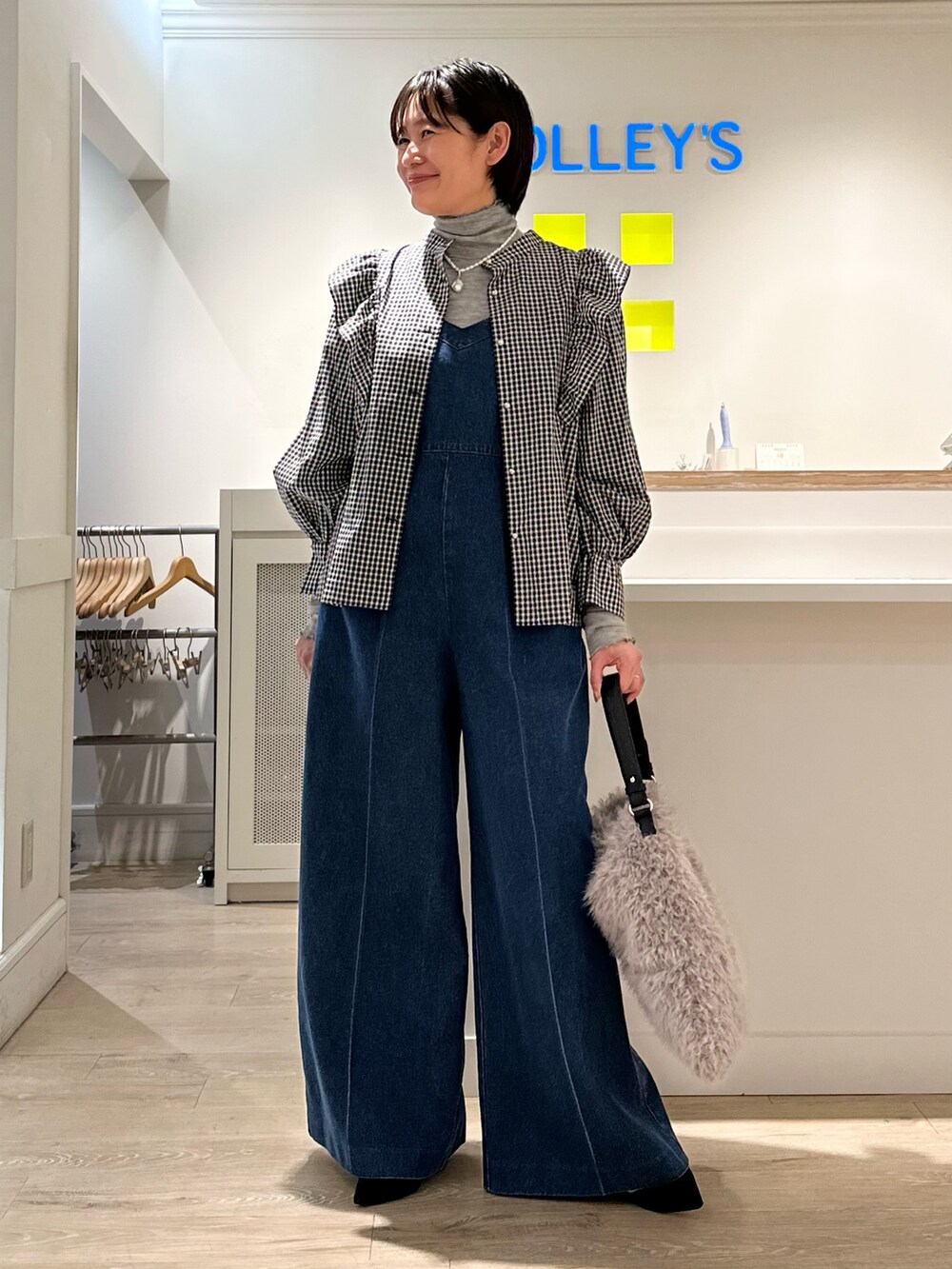 「リバティ、LIBERTY、ブラウス、ブラウス×デニム、オールインワン、デニム、タートルネック、秋コーデ、お出かけコーデ、オトナカワイイ、大人かわいい、オトナカジュアル」｜「NOLLEY’Sのフェイクファーワンショルダーバッグ（ショルダーバッグ、グレー系）」を使った、minaさん（レディース・157cm）の秋コーディネートの3枚目の写真