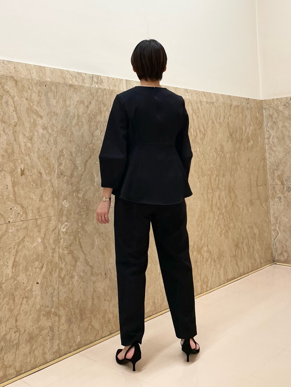 「セットアップ、コート、ジレ、ネイビー、グレー、パンツスタイル、通勤コーデ、入学式、卒業式、お宮参り、七五三」｜「NOLLEY’Sのジーロンファーストラムリバードッキングコート（その他アウター、グレー系）」を使った、minaさん（レディース・157cm）の冬コーディネートの9枚目の写真