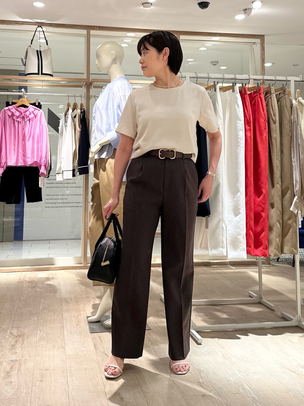 「シンプル、シンプルコーデ、シンプルスタイル、シンプルおしゃれが好き、パンツ、パンツスタイル、パンツコーデ、お出かけコーデ、大人コーデ、お仕事コーデ、ベルト、ブラウンコーデ、ブラウンパンツ、ブラウン、ブラウン×ベージュ」｜「NOLLEY’Sの【grace grace/グラスグラス】【WEB STAFF恵☆別注アイテム】プレーンチョーカー（チョーカー、ゴールド系）」を使った、minaさん（骨格ストレート・レディース・157cm）の春コーディネートの3枚目の写真