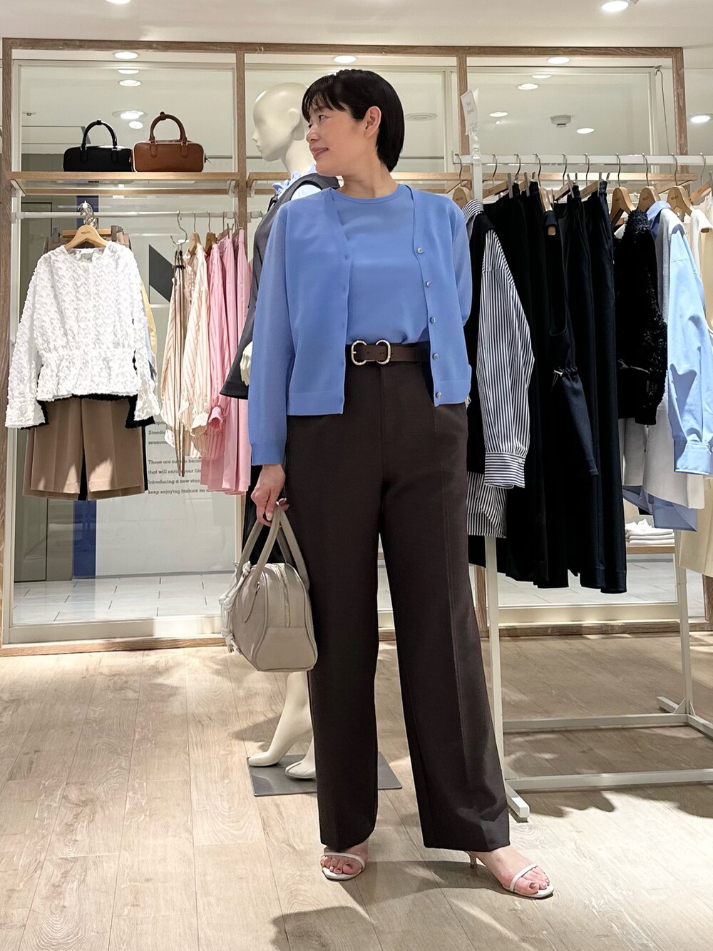 「カーディガン、カーディガンコーデ、アンサンブル、アンサンブルニット、アンサンブルコーデ、パンツ、パンツスタイル、パンツコーデ、通勤、通勤コーデ、通勤スタイル、春色、春服、お出かけスタイル、オフィスカジュアル」|「NOLLEY’Sの《アンサンブル対応》ハーフシアーノースリーブプルオーバーニット(ニット/セーター、ブルー系)」を使った、minaさん(骨格ストレート・レディース・157cm)の春コーディネートの9枚目の写真