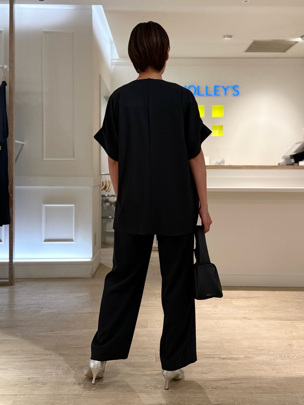 「セットアップ、ジャケット、パンツスタイル、パンツコーデ、通勤コーデ、通勤スタイル、ビジネススタイル、オフィススタイル、セットアップスタイル、タンクトップ」｜「NOLLEY’Sのワンハンドルムスビバッグ（ショルダーバッグ、ブラック系）」を使った、minaさん（レディース・157cm）の夏コーディネートの7枚目の写真