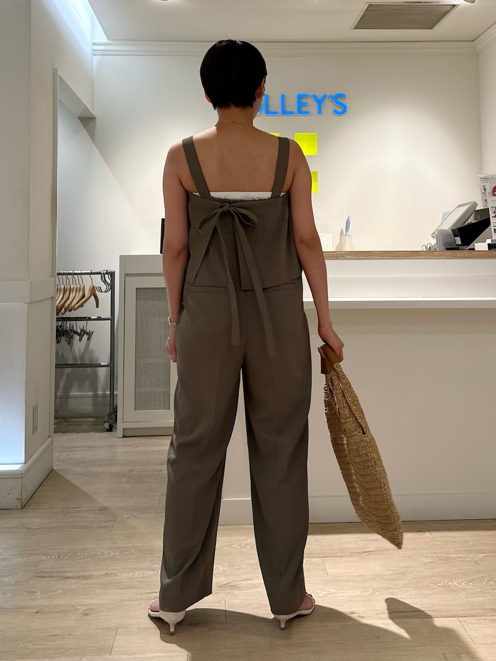 「オールインワン、リネンシャツ、シャツスタイル、休日スタイル、夏コーデ、お出かけコーデ、大人女子」|「NOLLEY’Sのウォッシャブルビスチェパーツ付きオールインワン(つなぎ/オールインワン、グリーン系)」を使った、minaさん(レディース・157cm)の夏コーディネートの7枚目の写真
