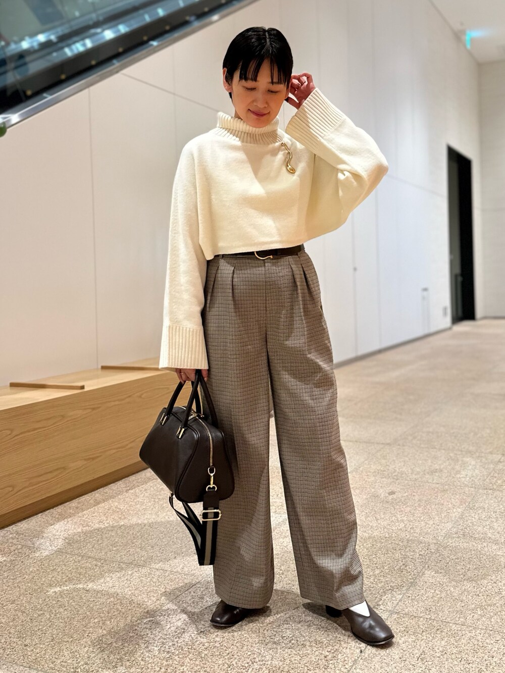 「ノーカラーコート、トラディショナルウェザーウエア、Traditional Weatherwear、ショート丈トップス、ワイドパンツ、ボストンバッグ、休日スタイル、大人女子、大人かわいい、150cm台コーデ、アウターコーデ」｜「NOLLEY’Sのボストンバッグ（ショルダーバッグ、ブラウン系）」を使った、minaさん（レディース・157cm）の秋コーディネートの8枚目の写真