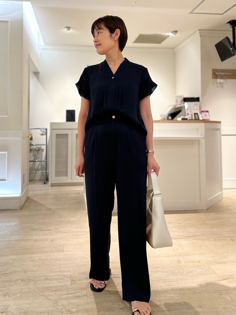 「セットアップ、セットアップスタイル、サンダル、夏コーデ、ボウタイブラウス、パンツスタイル、パンツコーデ、細見えコーデ、ネイビーコーデ」｜「NICOLAS LAINASの【NICOLAS LAINAS/ニコラス ライナス】ゴールドフィンガーフックサンダル（サンダル、ブラック系）」を使った、minaさん（レディース・157cm）の夏コーディネートの9枚目の写真