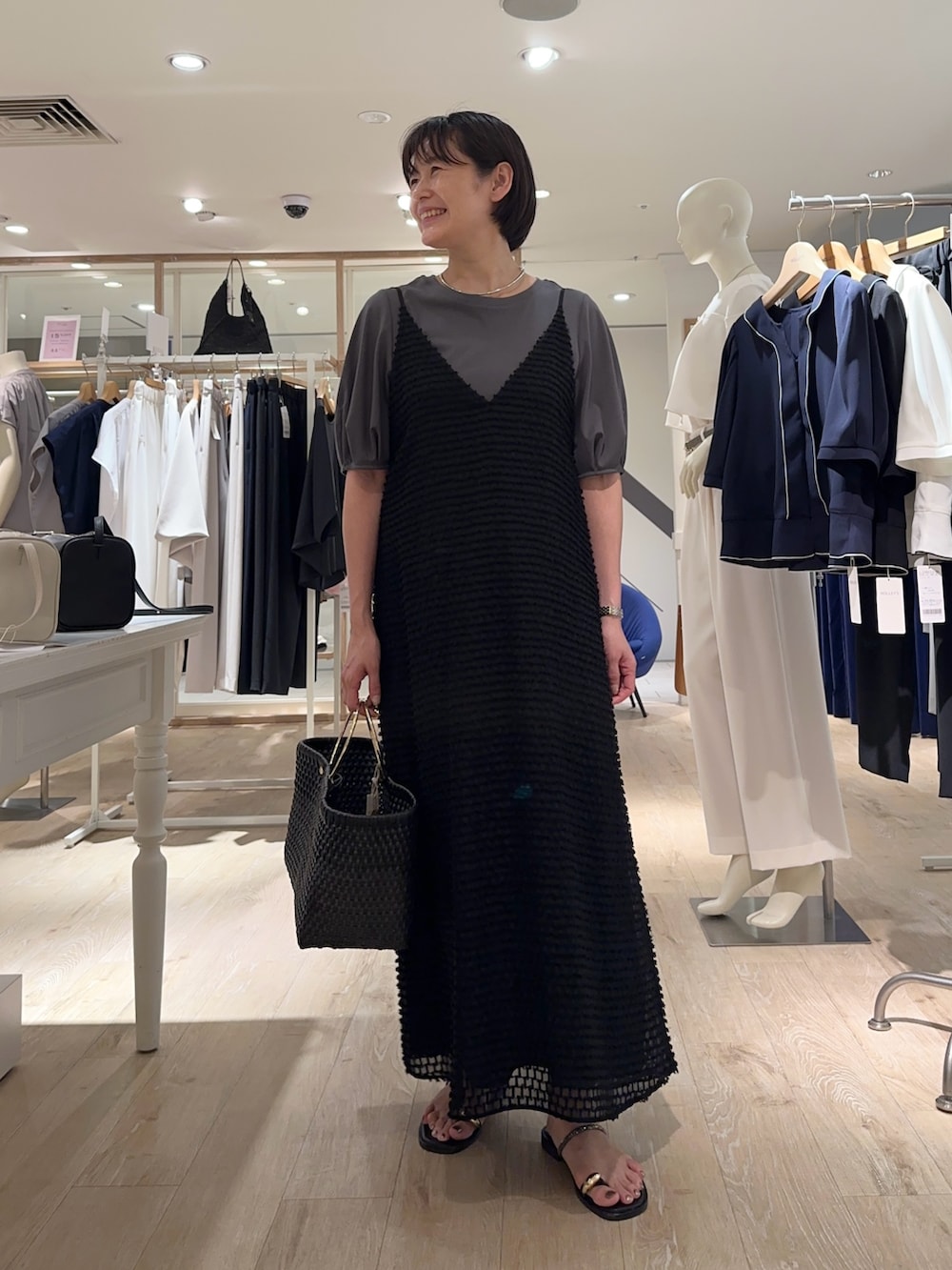 「キャミ、キャミワンピ、キャミワンピース、キャミ×Tシャツ、Tシャツ、5分袖Tシャツ、5分袖カットソー、夏ファッション、オトナ女子、楽チンコーデ、オトナカワイイ、ワンピース、ワンピーススタイル、ワンピースコーデ」|「SANRAMIの【SANRAMI/サンラミ】リングハンドルトートバッグ(トートバッグ、ブラック系)」を使った、minaさん(骨格ストレート・レディース・157cm)の夏コーディネートの8枚目の写真