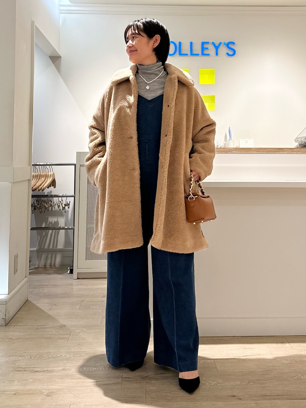 「エコファー、Traditional Weatherwear、トラディショナルウェザーウエア、タートルネック、オールインワン、デニム、テーマパークコーデ、お出かけコーデ、パールネックレス」|「Rie Millerの【RM denim】デニムオールインワン(つなぎ/オールインワン、ブルー系)」を使った、minaさん(レディース・157cm)の秋コーディネートの2枚目の写真