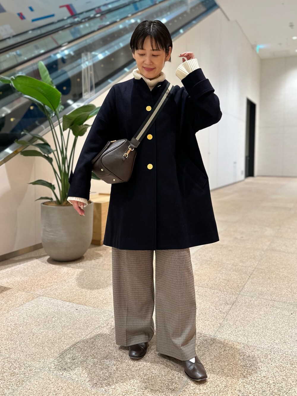「ノーカラーコート、トラディショナルウェザーウエア、Traditional Weatherwear、ショート丈トップス、ワイドパンツ、ボストンバッグ、休日スタイル、大人女子、大人かわいい、150cm台コーデ、アウターコーデ」｜「NOLLEY’Sのボストンバッグ（ショルダーバッグ、ブラウン系）」を使った、minaさん（レディース・157cm）の秋コーディネートの7枚目の写真