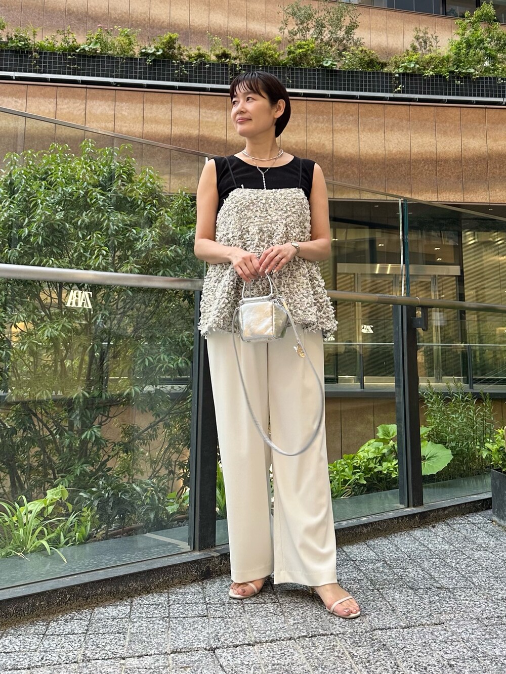 「キャミソール、パンツ、パンツスタイル、パンツコーデ、レイヤードスタイル、夏ファッション、オトナカワイイ、大人コーデ、オトナ女子、大人女子、夏コーデ、フェザー、イージーパンツ、イージーパンツスタイル、ノースリーブ」｜「NOLLEY’S Sophiのフェザーカラミキャミブラウス（シャツ/ブラウス、ホワイト系）」を使った、minaさん（骨格ストレート・レディース・157cm）の夏コーディネートの7枚目の写真