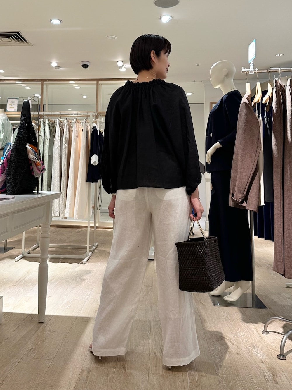 「リネン、リネンパンツ、リネンシャツ、パンツスタイル、パンツコーデ、リラックススタイル、リラックスパンツ、リラックスコーデ、リラックスカジュアル、セットアップ、セットアップスタイル、セットアップコーデ、リネンブラウス、夏ファッション、大人カジュアルコーデ」｜「NOLLEY’Sの【WEB STAFF恵☆別注カラーあり】《セットアップ対応》リネンセミワイドパンツ（その他パンツ、ホワイト系）」を使った、minaさん（骨格ストレート・レディース・157cm）の夏コーディネートの4枚目の写真