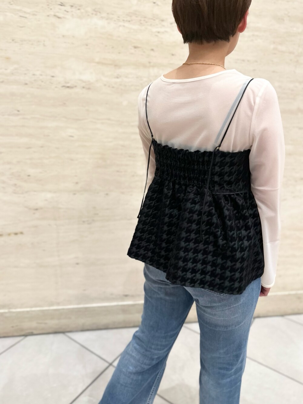 「キャミソール、チドリ柄、シアートップス、レイヤードスタイル、デニム、秋服準備はじめました、秋先取りコーデ、秋服」｜「NOLLEY’SのロングスリーブT（Tシャツ/カットソー、ホワイト系）」を使った、minaさん（レディース・157cm）の夏コーディネートの7枚目の写真