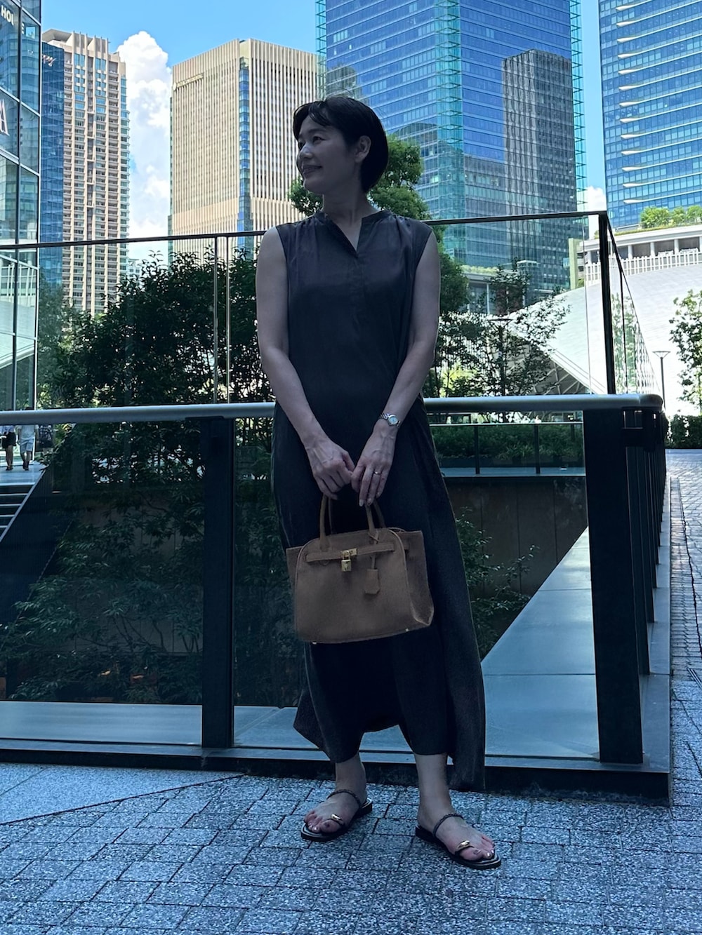 「ワンピース、ワンピーススタイル、ワンピースコーデ、夏コーデ、夏ファッション、大人コーデ、大人女子、大人かわいい、オトナ女子、オトナカワイイ、おとなコーデ、ノースリーブ、サテンワンピース」｜「NOLLEY’Sのウォッシャブルフィブリルサテンノースリシャツワンピース（ワンピース、ブラウン系）」を使った、minaさん（骨格ストレート・レディース・157cm）の夏コーディネートの2枚目の写真