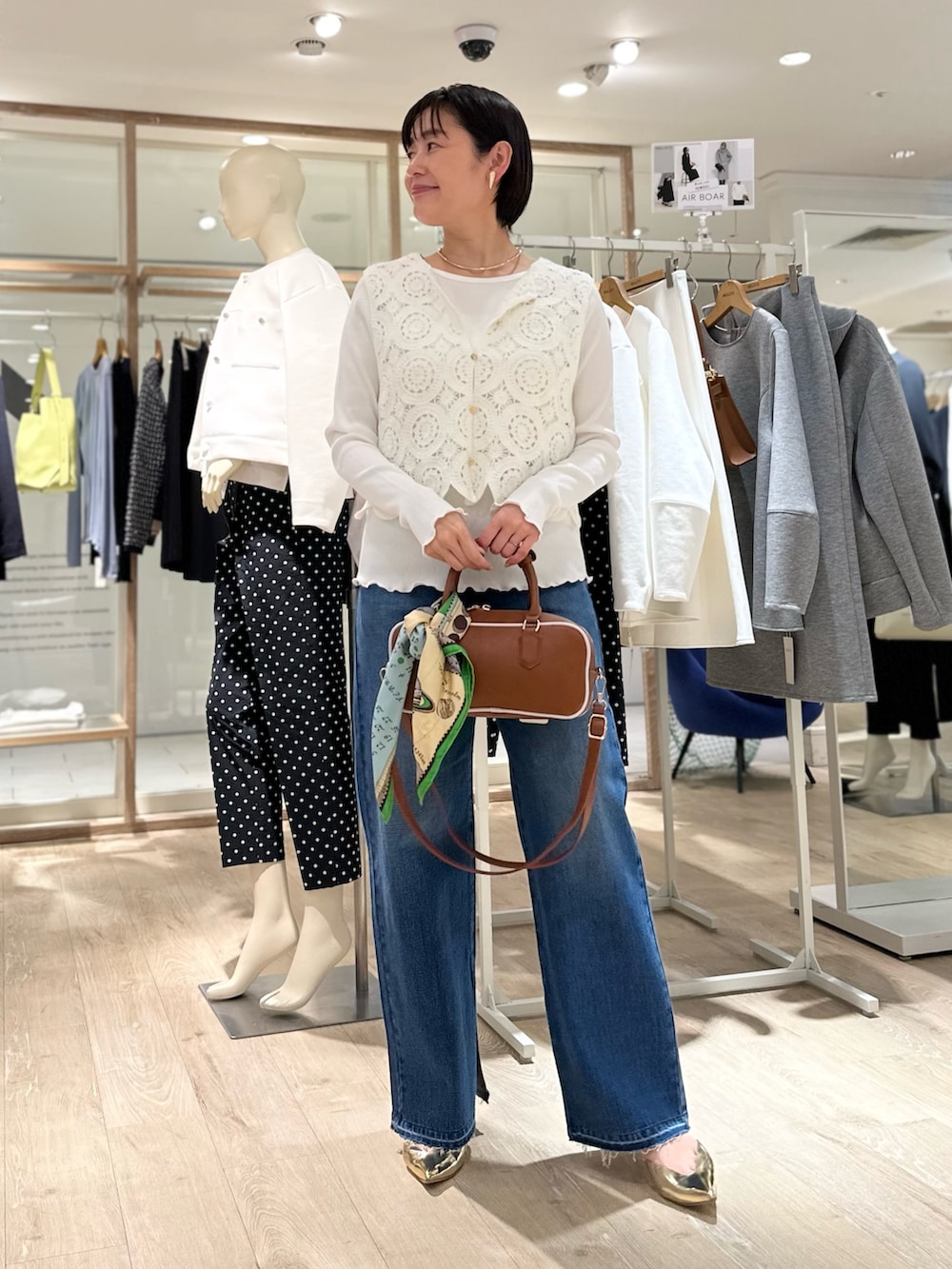「レース、レーストップス、ベスト、ベストコーデ、ベスト×Tシャツ、レイヤードスタイル、デニム、デニムパンツ、デニムコーデ、スリットパンツ、スリットデニム、マニプリ、マニプリスカーフ、大人カジュアル、大人カジュアルコーデ」｜「NOLLEY’Sの【grace grace/グラスグラス】ハートイヤリング（イヤリング、ゴールド系）」を使った、minaさん（骨格ストレート・レディース・157cm）の冬コーディネートの6枚目の写真
