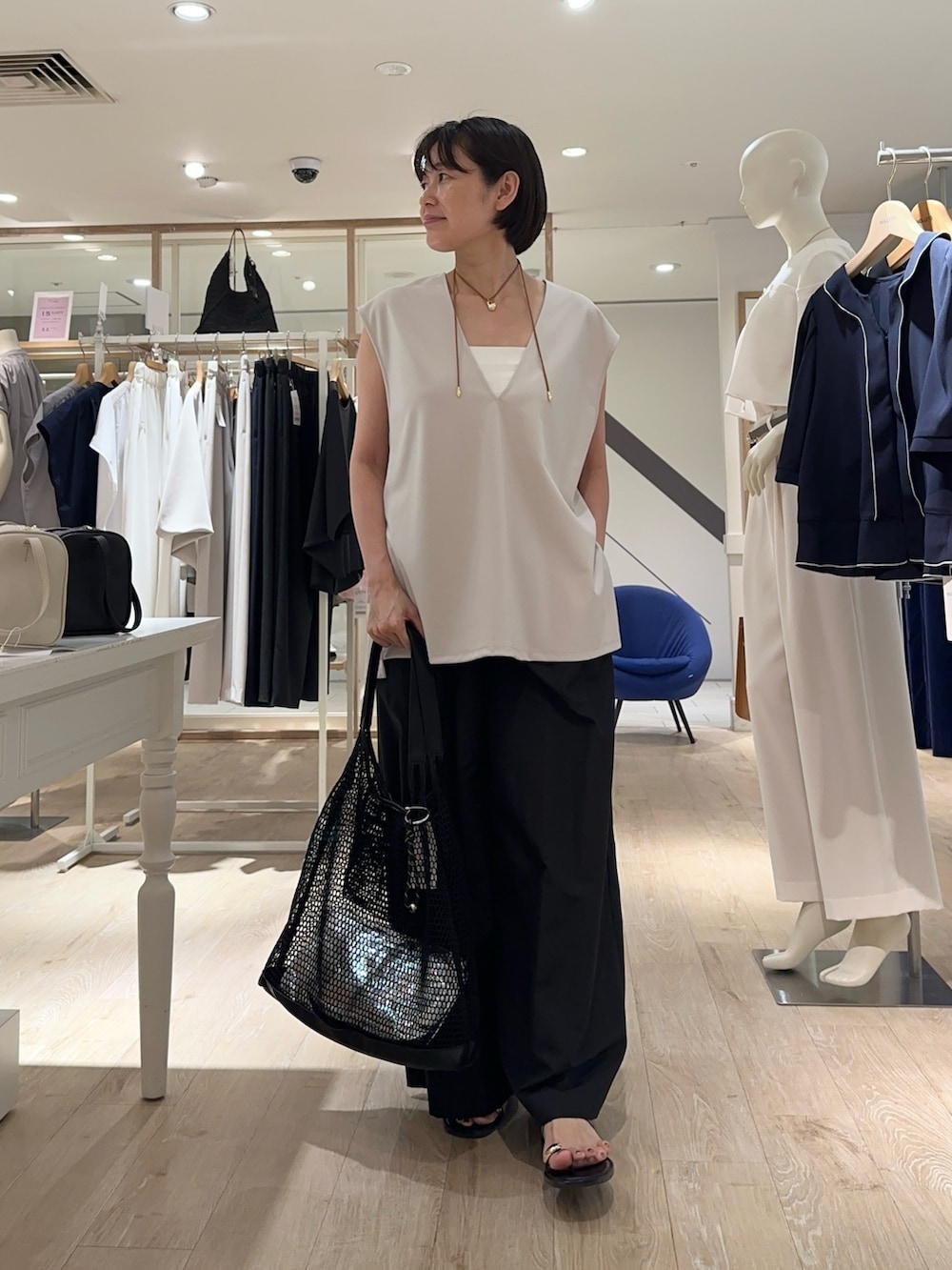 「ベスト、パンツ、パンツスタイル、パンツコーデ、楽チンコーデ、夏ファッション、オトナ女子、ラフコーデ、ラクチンコーデ、大人女子、リラックススタイル、大人コーデ」|「NOLLEY’Sのメッシュトート(ポーチ・チャーム付)(ショルダーバッグ、ブラック系)」を使った、minaさん(骨格ストレート・レディース・157cm)の夏コーディネートの7枚目の写真