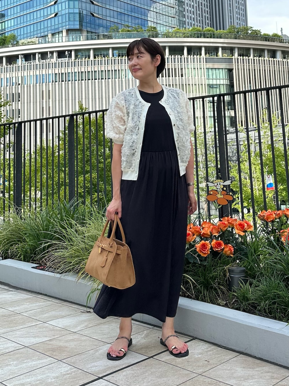 「ワンピース、ワンピーススタイル、ワンピースコーデ、カーディガン、カーディガンコーデ、シアー、大人かわいい、大人女子、オトナ女子、オトナカワイイ、おでかけコーデ、夏服コーデ、お出かけコーデ、大人可愛い」｜「NOLLEY’Sの【SINBONO/シンボノ】 スエードコンビトートバッグ（トートバッグ、イエロー系）」を使った、minaさん（骨格ストレート・レディース・157cm）の夏コーディネートの5枚目の写真